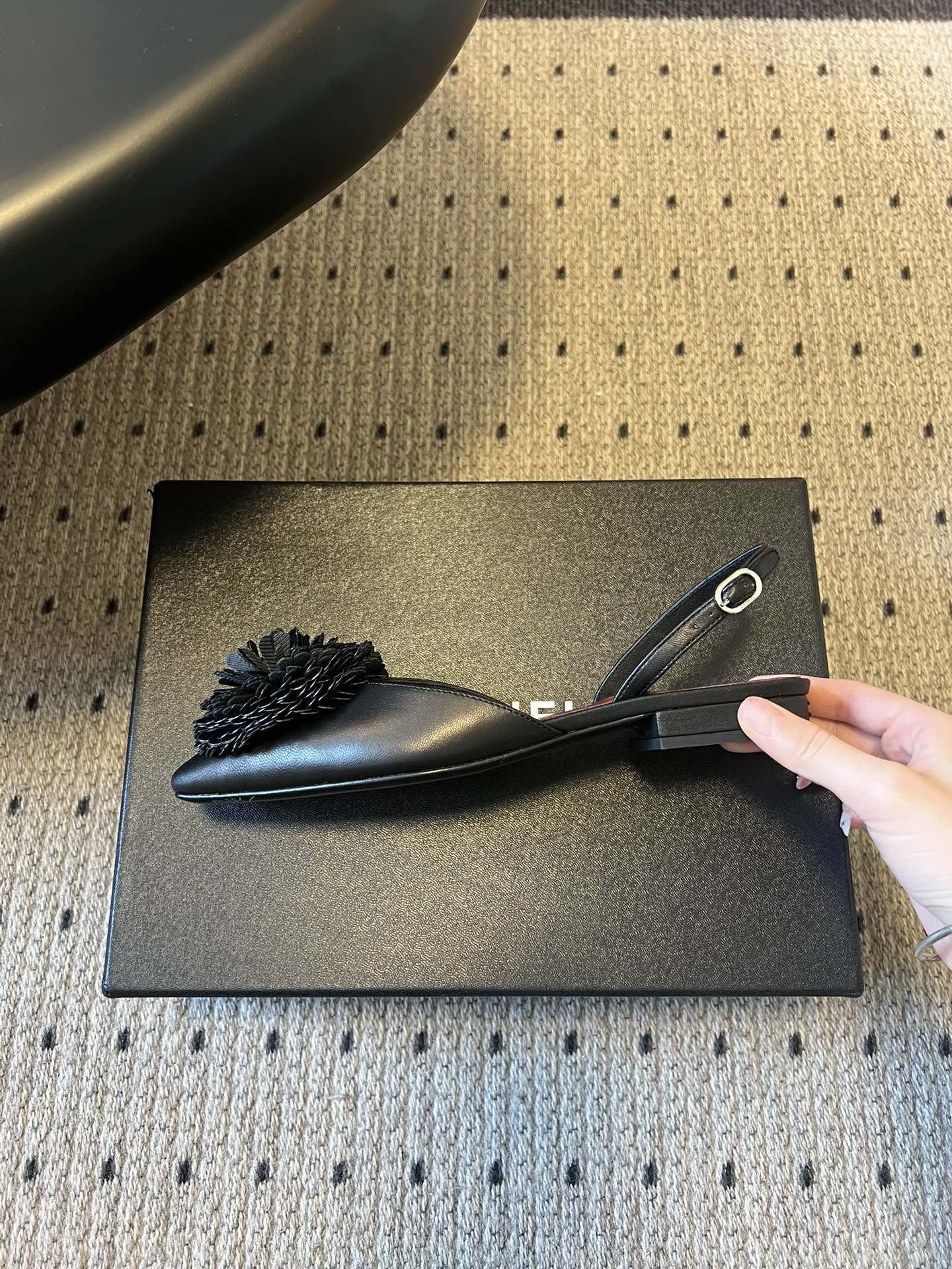 Chane*25ss春夏山茶花装饰后绊带平底休闲鞋采用后绊带高跟鞋款式，方头鞋型设计，线条简约利落；后绊