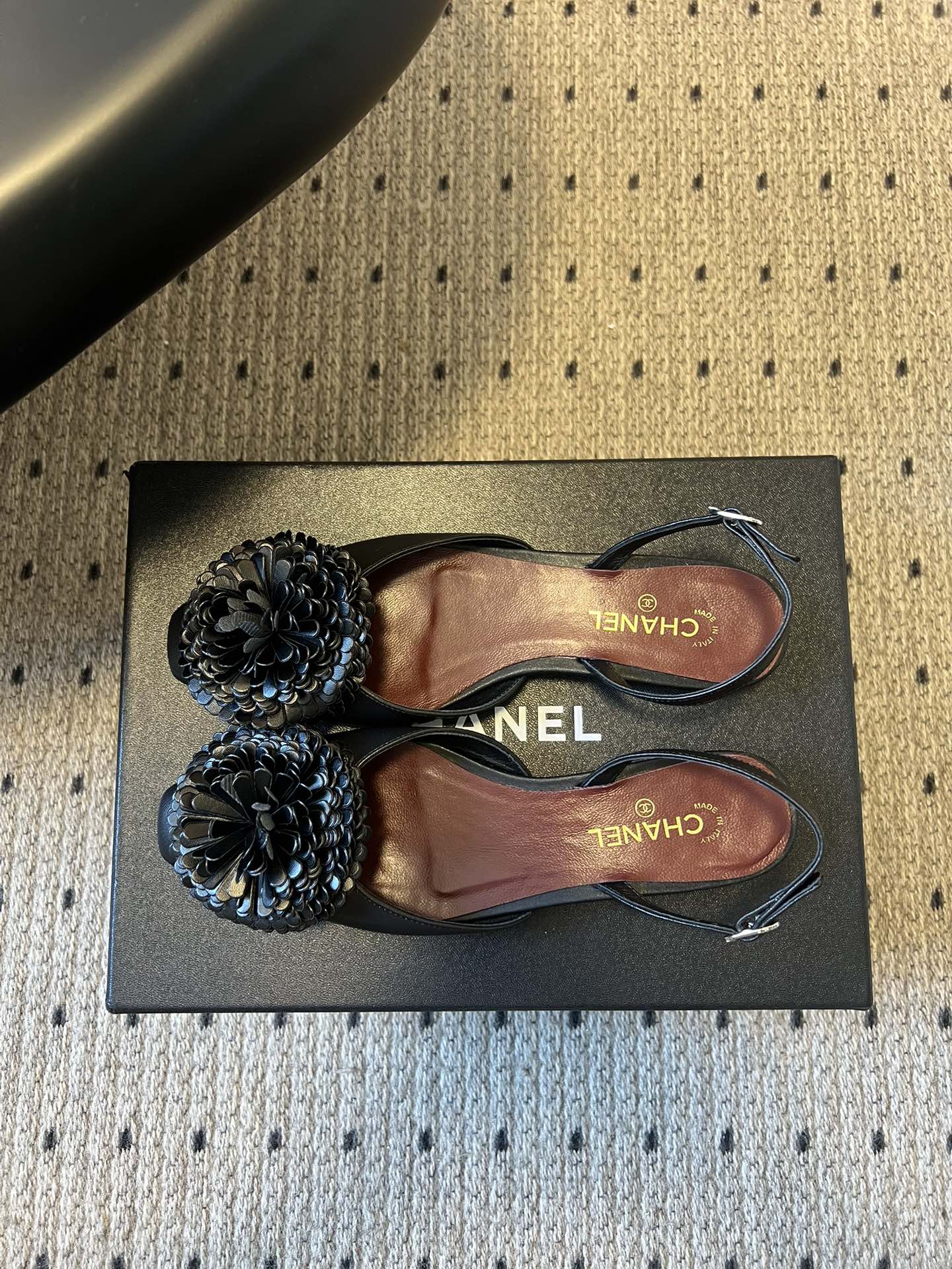 Chane*25ss春夏山茶花装饰后绊带平底休闲鞋采用后绊带高跟鞋款式，方头鞋型设计，线条简约利落；后绊