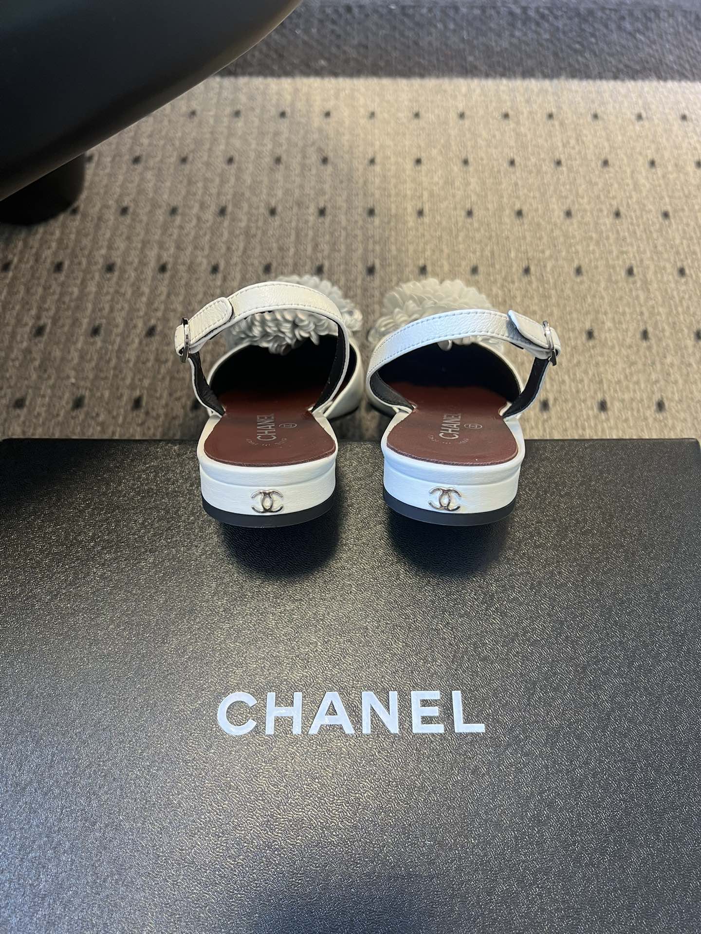 Chane*25ss春夏山茶花装饰后绊带平底休闲鞋采用后绊带高跟鞋款式，方头鞋型设计，线条简约利落；后绊