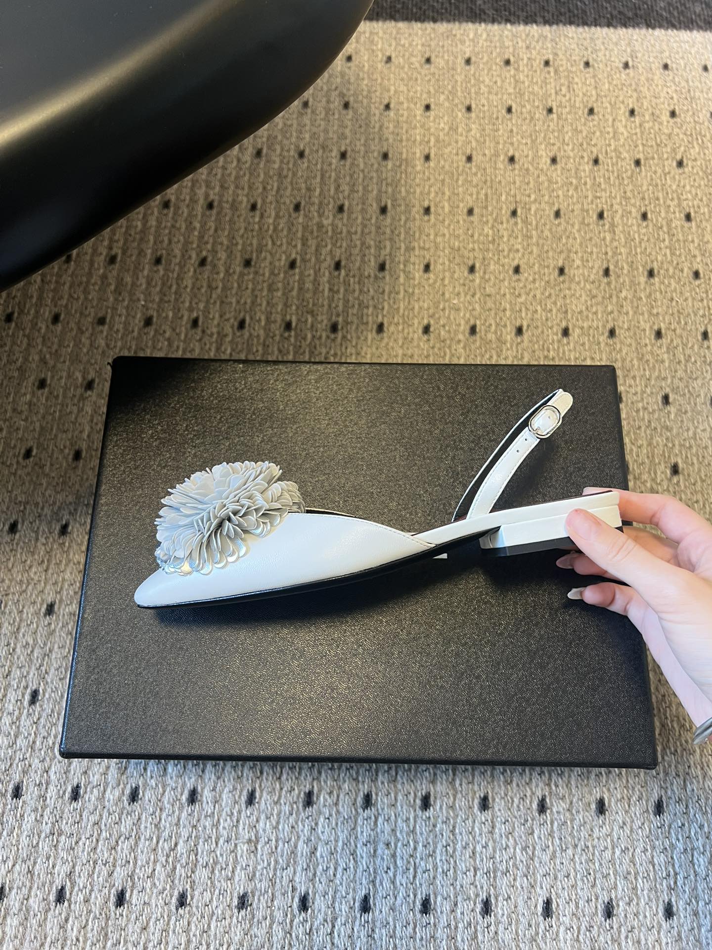 Chane*25ss春夏山茶花装饰后绊带平底休闲鞋采用后绊带高跟鞋款式，方头鞋型设计，线条简约利落；后绊