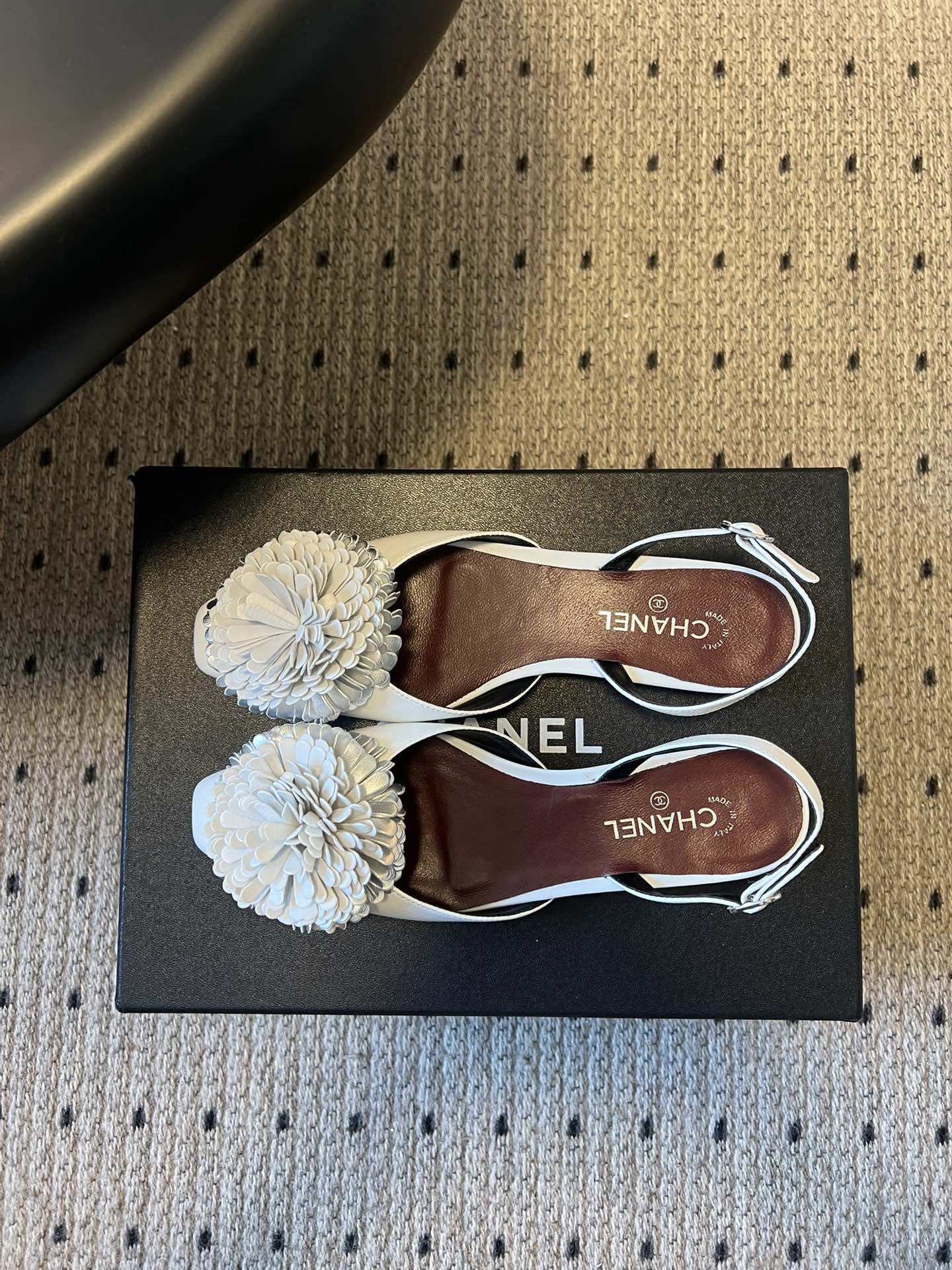 Chane*25ss春夏山茶花装饰后绊带平底休闲鞋采用后绊带高跟鞋款式，方头鞋型设计，线条简约利落；后绊