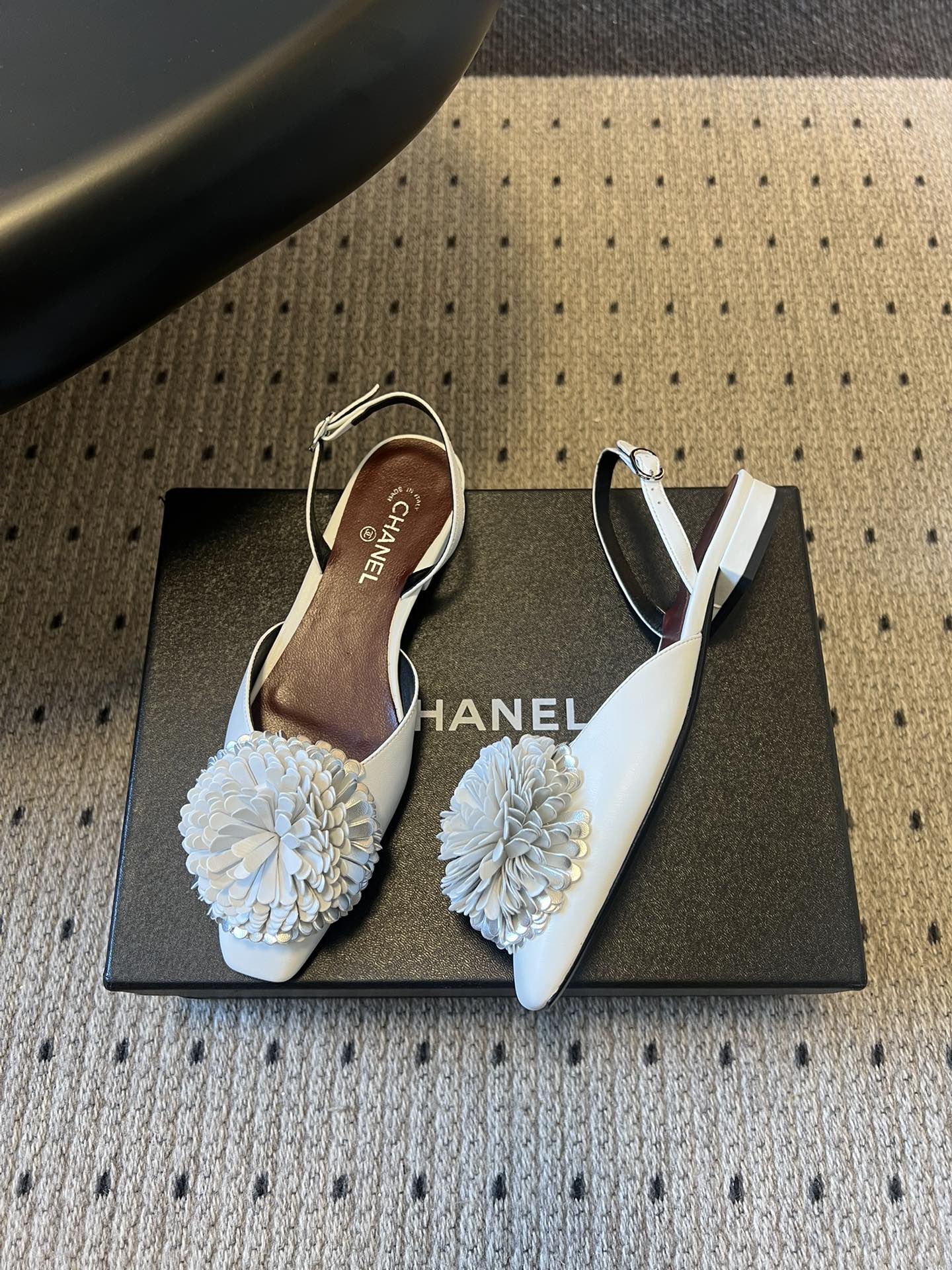 Chane*25ss春夏山茶花装饰后绊带平底休闲鞋采用后绊带高跟鞋款式，方头鞋型设计，线条简约利落；后绊