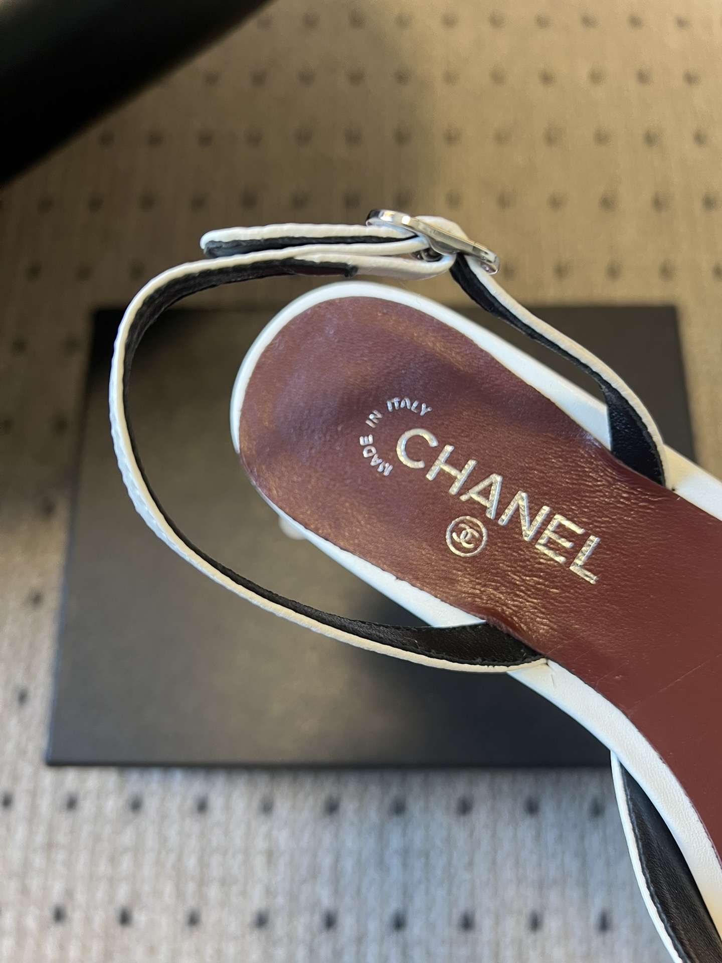 Chane*25ss春夏山茶花装饰后绊带平底休闲鞋采用后绊带高跟鞋款式，方头鞋型设计，线条简约利落；后绊