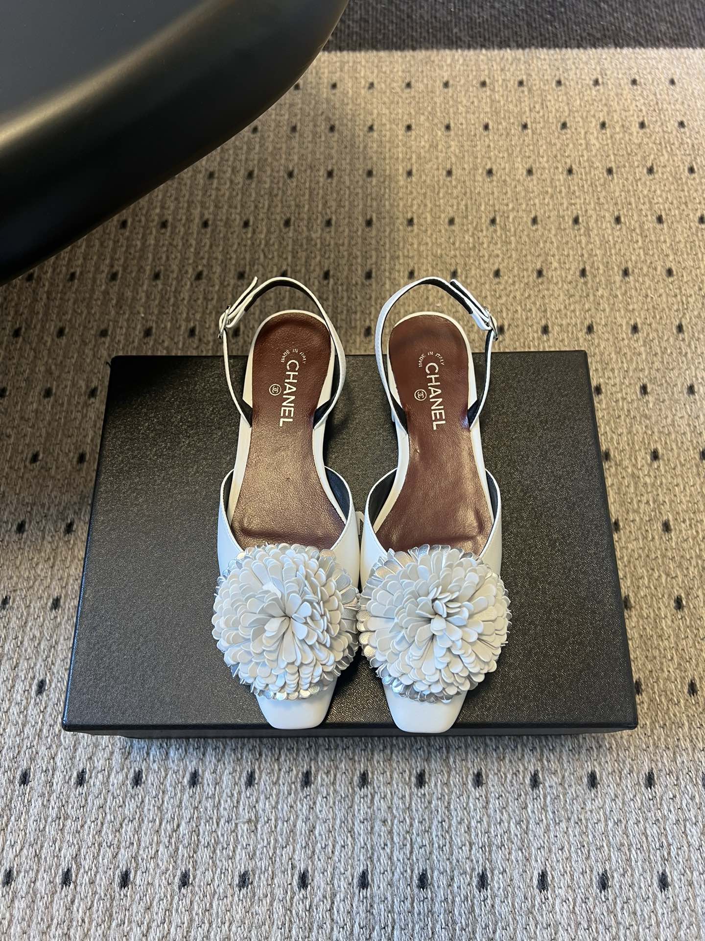 NO:694663,Top quality Chane*25ss spring and summer camellia decorated back strap flat casual shoes adopt the back strap high-heeled style, square toe shoe design, simple and neat lines; the back strap is a thin elastic design that fits the heel, taking into account the convenience and fit of putting on and taking off.  The three-dimensional flower on the toe is the core decorative highlight. The white model has flowers of the same color, the black model has black flowers, and the gold model has white flowers. The color combination creates a visual contrast; the inner sole of the shoe is printed with the golden 'CHANEL' brand logo, continuing the brand's classic exquisite craftsmanship and recognition. Sheepskin upper, sheepskin lining, leather outsole, increased by 1.5cm, size 35-41 (customized sizes 40 and 41 are not returnable), sandals, chanel, sandals, high  heels,sheepskin,leather soles19860909顶级品质 Chane*25ss春夏山茶花装饰后绊带平底休闲鞋 采用后绊带高跟鞋款式,方头鞋型设计,线条简约利落；后绊带为细带弹性设计,贴合后跟,兼顾穿脱便捷性与贴合度. 鞋头的立体花朵是核心装饰亮点,白色款配同色花朵、黑色款配黑色花朵、金色款配白色花朵,色彩搭配形成视觉反差；鞋内底印有金色“CHANEL”品牌标识,延续品牌经典的精致工艺与辨识度. 鞋面羊皮 内里羊皮 大底真皮大底 增高1.5cm size35-41码（40、41码定制不退换）,凉鞋单鞋,chanel,sandals,high heels,sheepskin,Leather soles,Women's Shoes