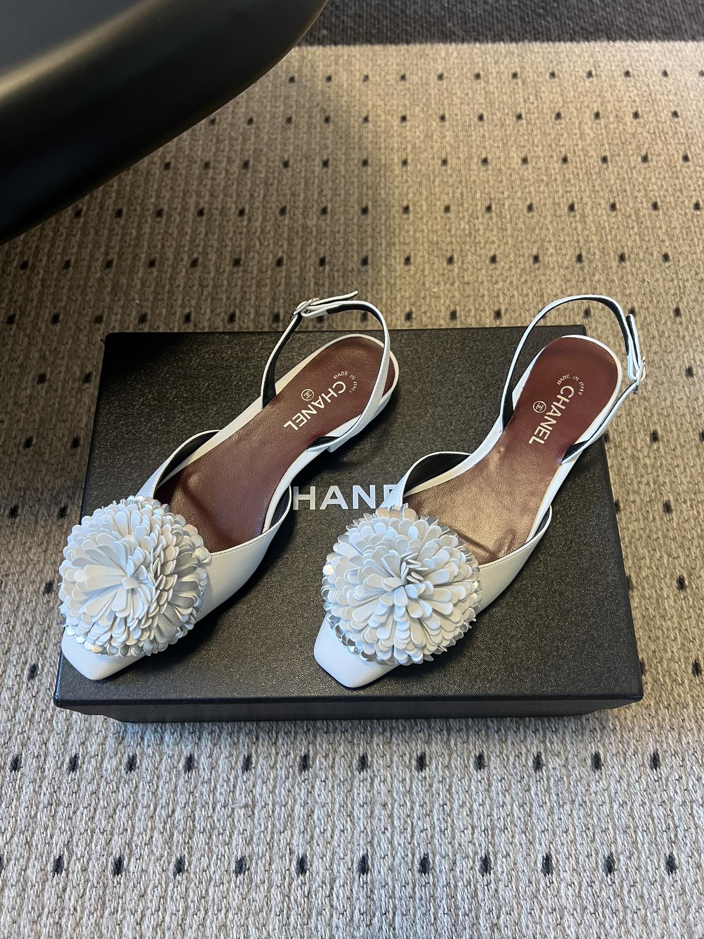 Chane*25ss春夏山茶花装饰后绊带平底休闲鞋采用后绊带高跟鞋款式，方头鞋型设计，线条简约利落；后绊