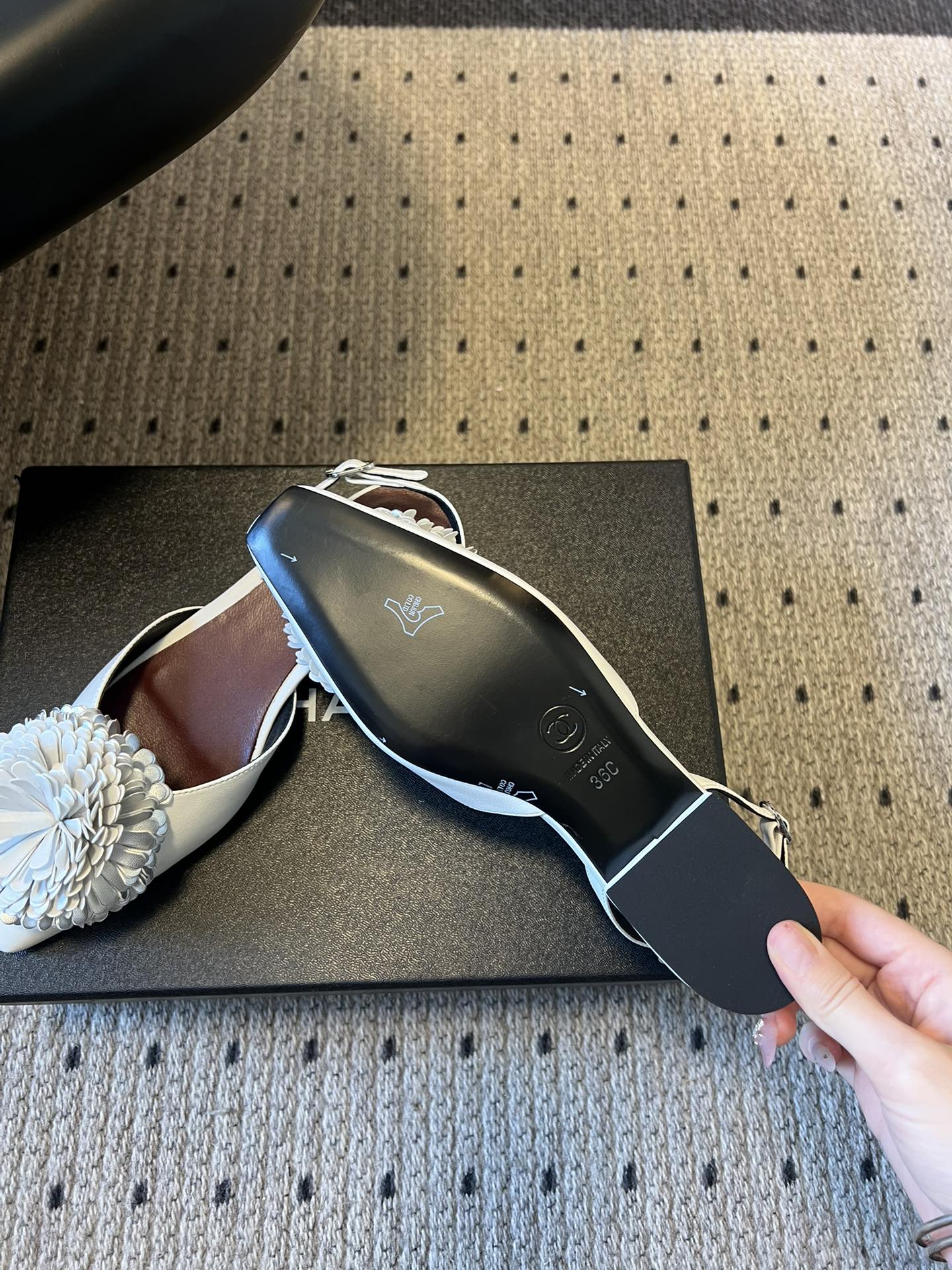 Chane*25ss春夏山茶花装饰后绊带平底休闲鞋采用后绊带高跟鞋款式，方头鞋型设计，线条简约利落；后绊