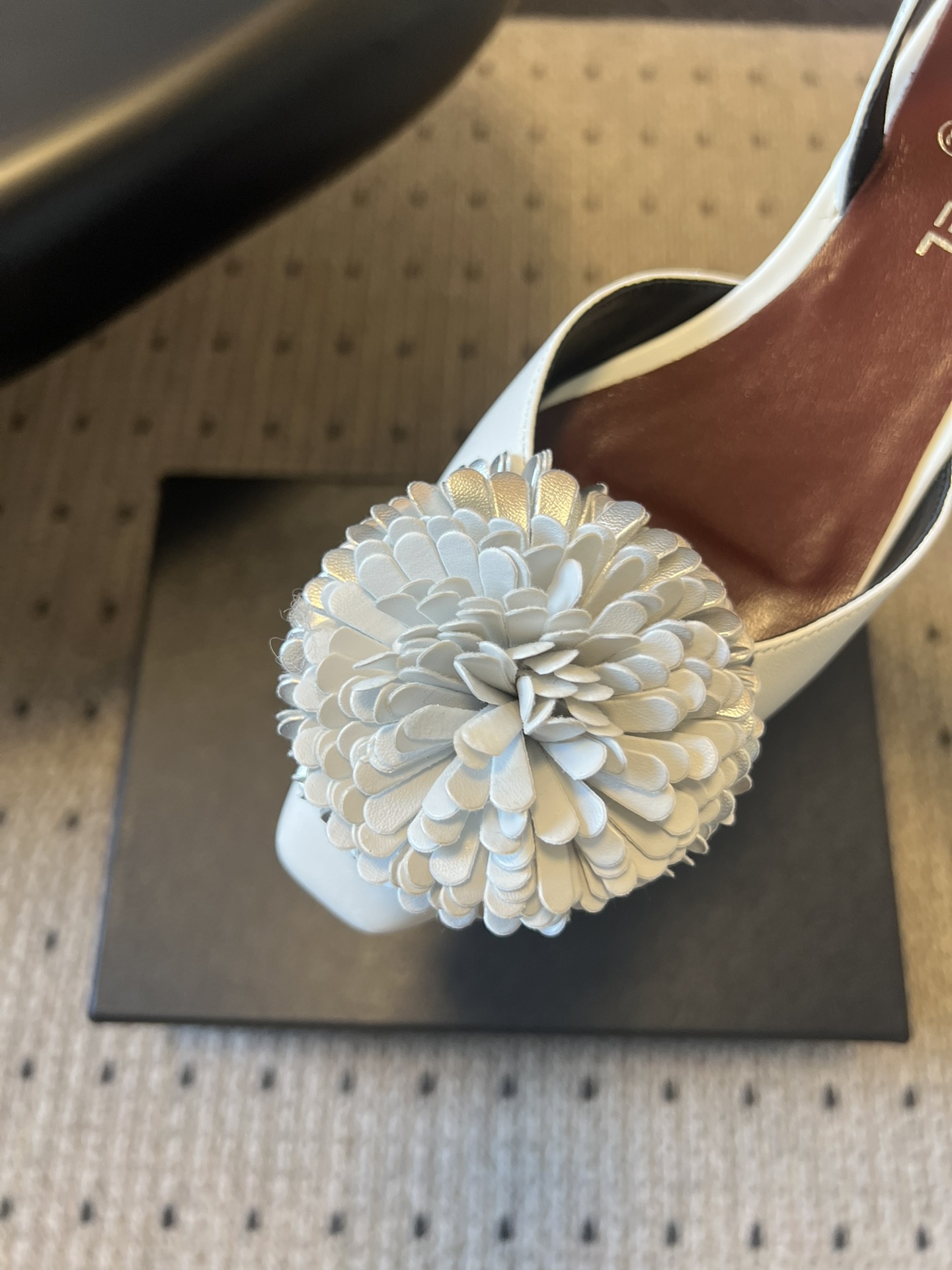 Chane*25ss春夏山茶花装饰后绊带平底休闲鞋采用后绊带高跟鞋款式，方头鞋型设计，线条简约利落；后绊