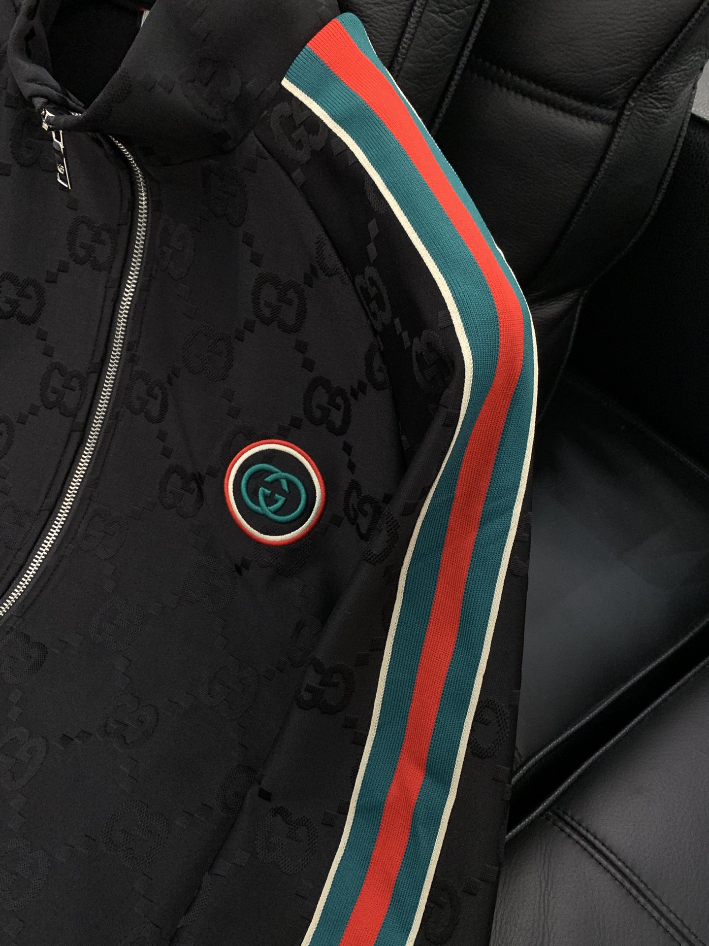 一套，GUCCI最新黑色 套装 一套出。材质 面料:棉32%锦纶63%氨纶5%里料:涤纶100%机洗，手