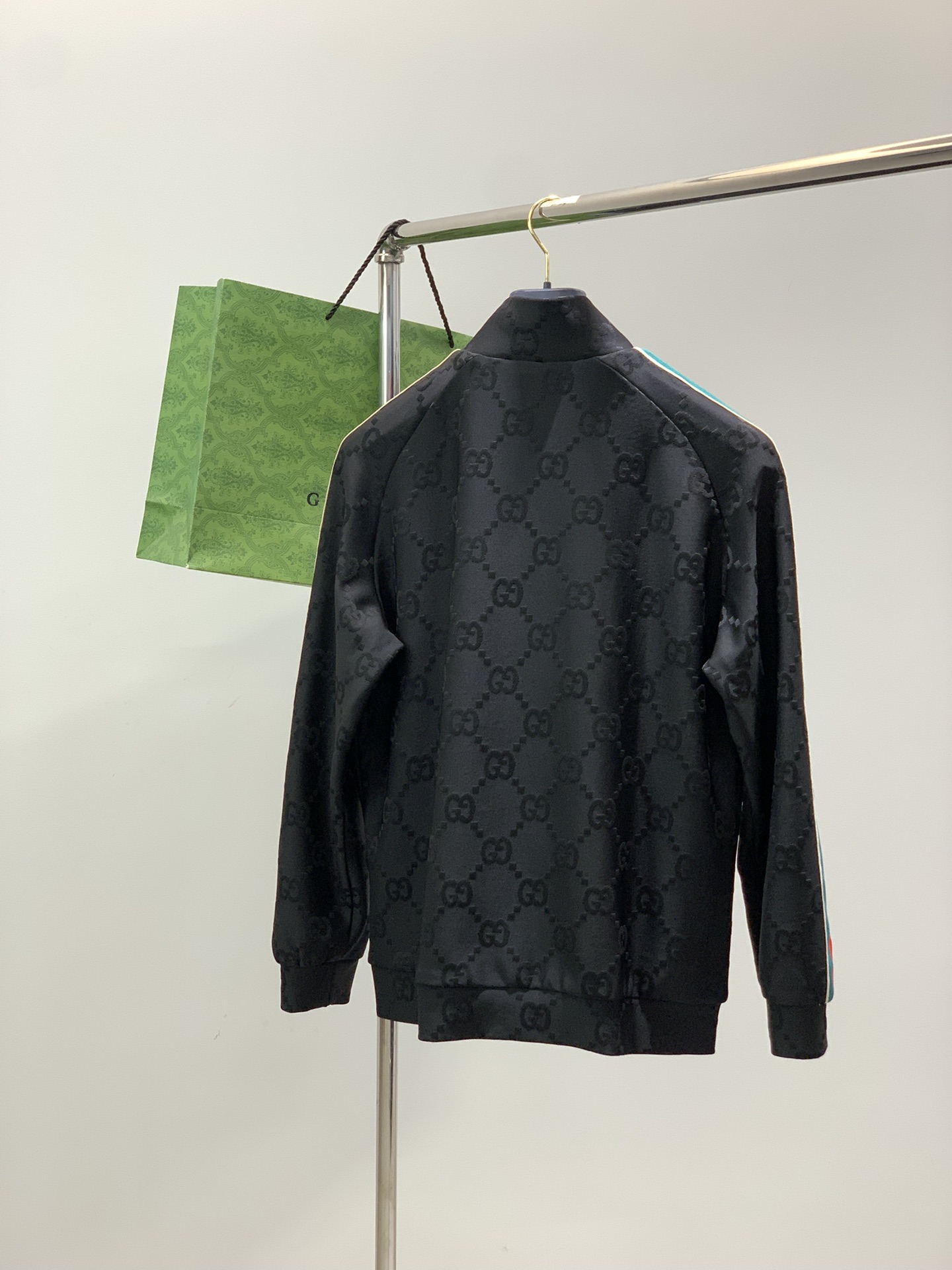 一套，GUCCI最新黑色 套装 一套出。材质 面料:棉32%锦纶63%氨纶5%里料:涤纶100%机洗，手