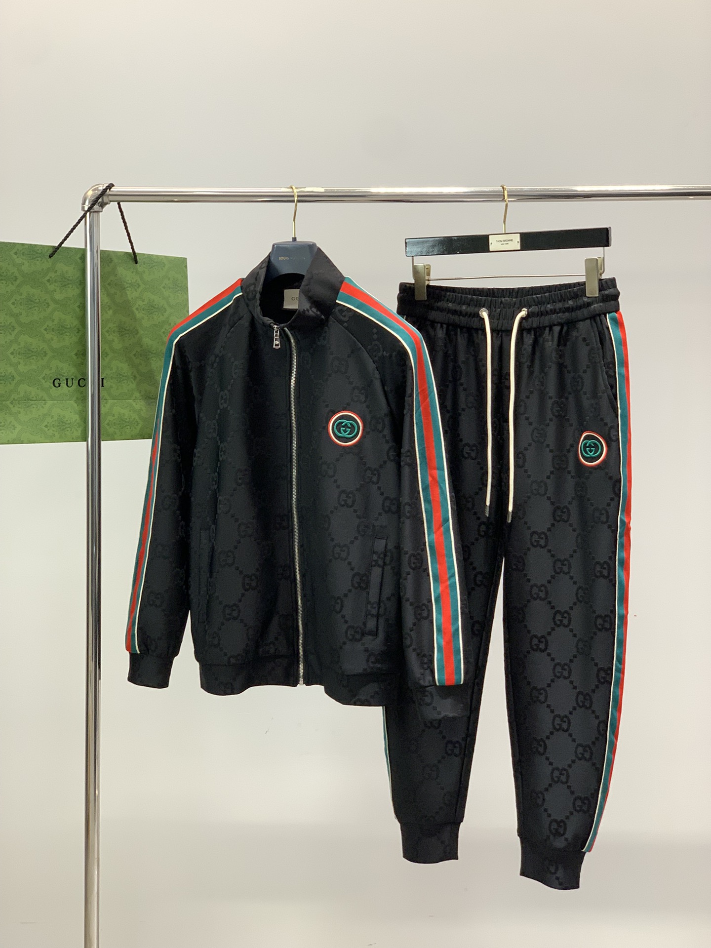 一套，GUCCI最新黑色 套装 一套出。材质 面料:棉32%锦纶63%氨纶5%里料:涤纶100%机洗，手