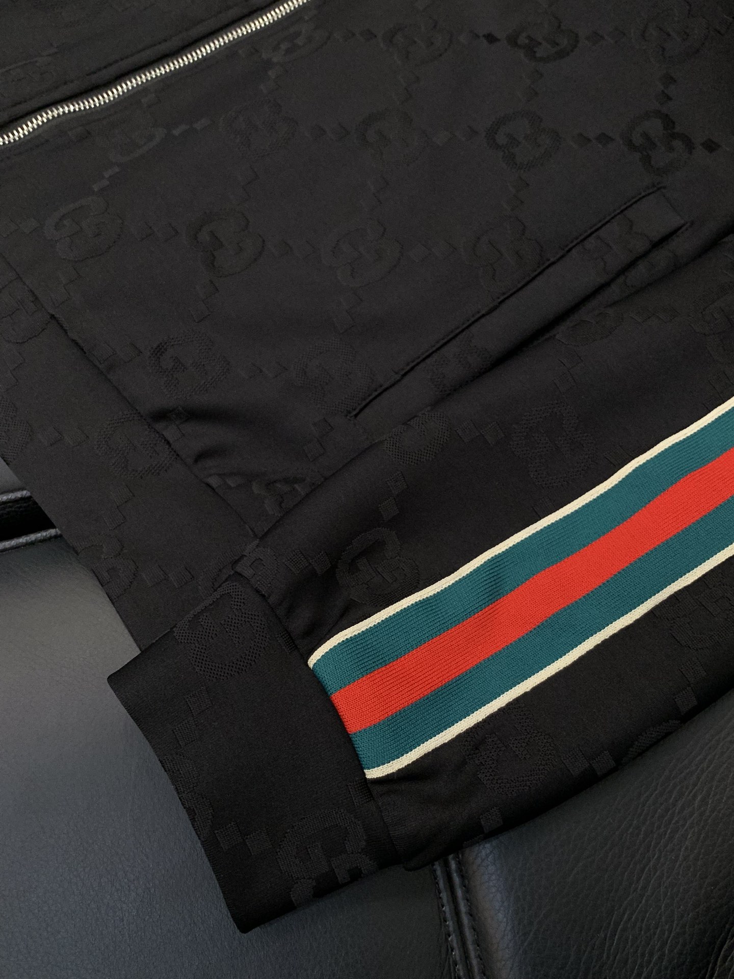 一套，GUCCI最新黑色 套装 一套出。材质 面料:棉32%锦纶63%氨纶5%里料:涤纶100%机洗，手