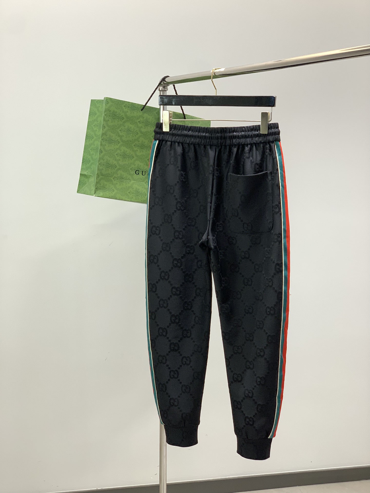 一套，GUCCI最新黑色 套装 一套出。材质 面料:棉32%锦纶63%氨纶5%里料:涤纶100%机洗，手