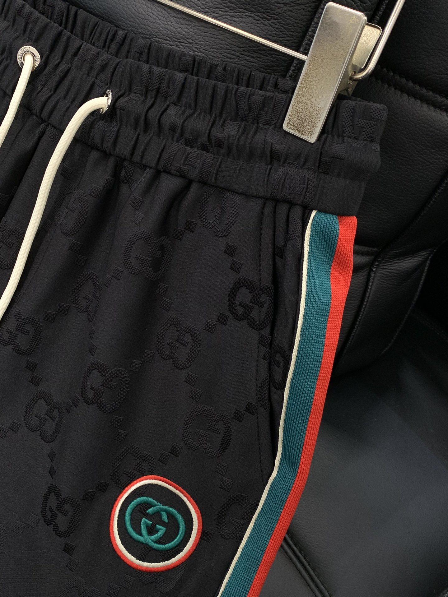 一套，GUCCI最新黑色 套装 一套出。材质 面料:棉32%锦纶63%氨纶5%里料:涤纶100%机洗，手