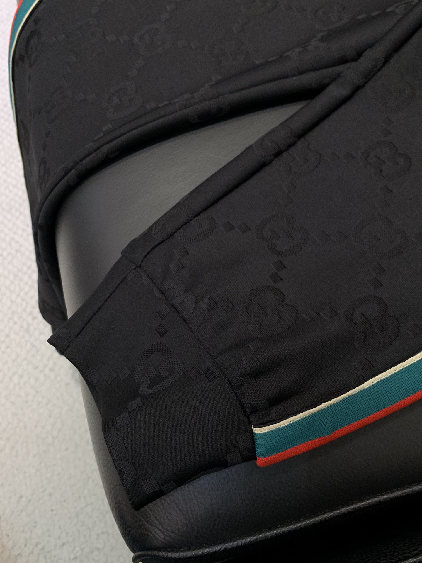 一套，GUCCI最新黑色 套装 一套出。材质 面料:棉32%锦纶63%氨纶5%里料:涤纶100%机洗，手