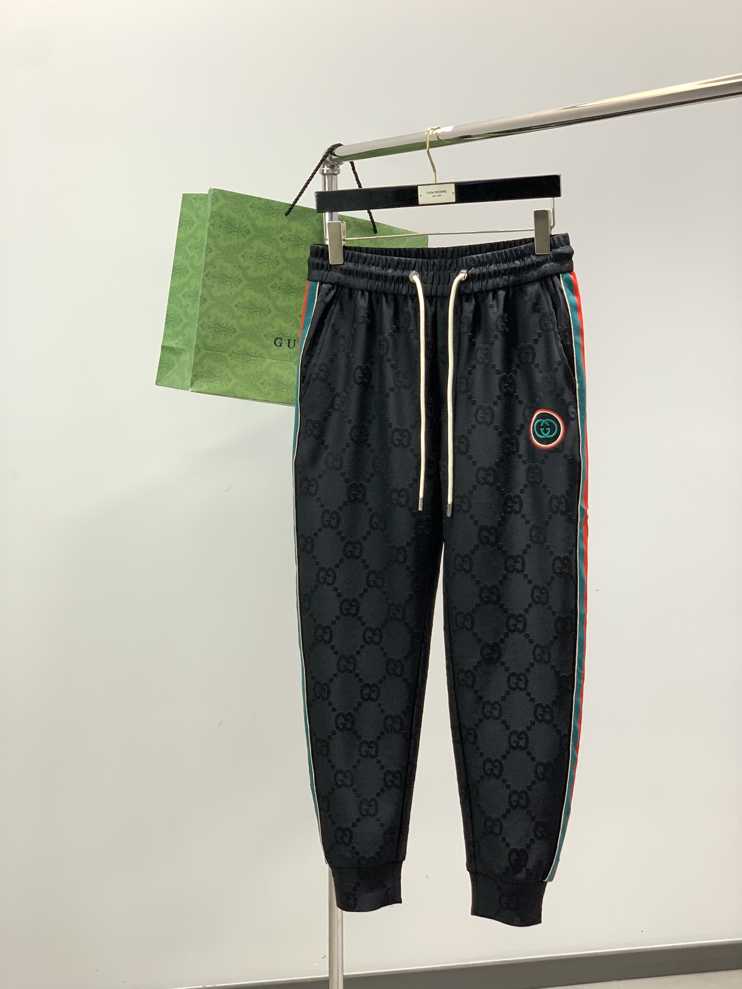 一套，GUCCI最新黑色 套装 一套出。材质 面料:棉32%锦纶63%氨纶5%里料:涤纶100%机洗，手