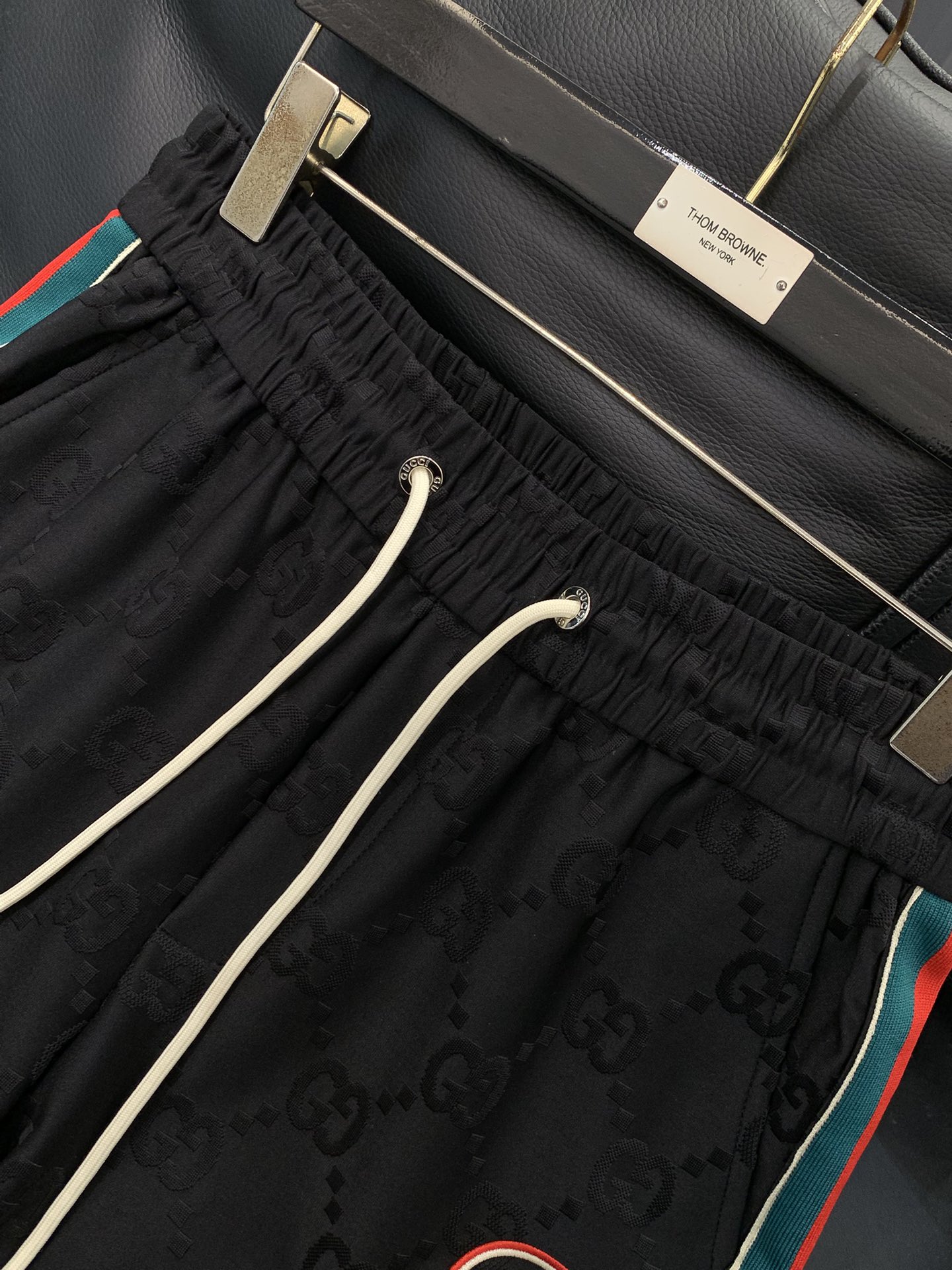 一套，GUCCI最新黑色 套装 一套出。材质 面料:棉32%锦纶63%氨纶5%里料:涤纶100%机洗，手