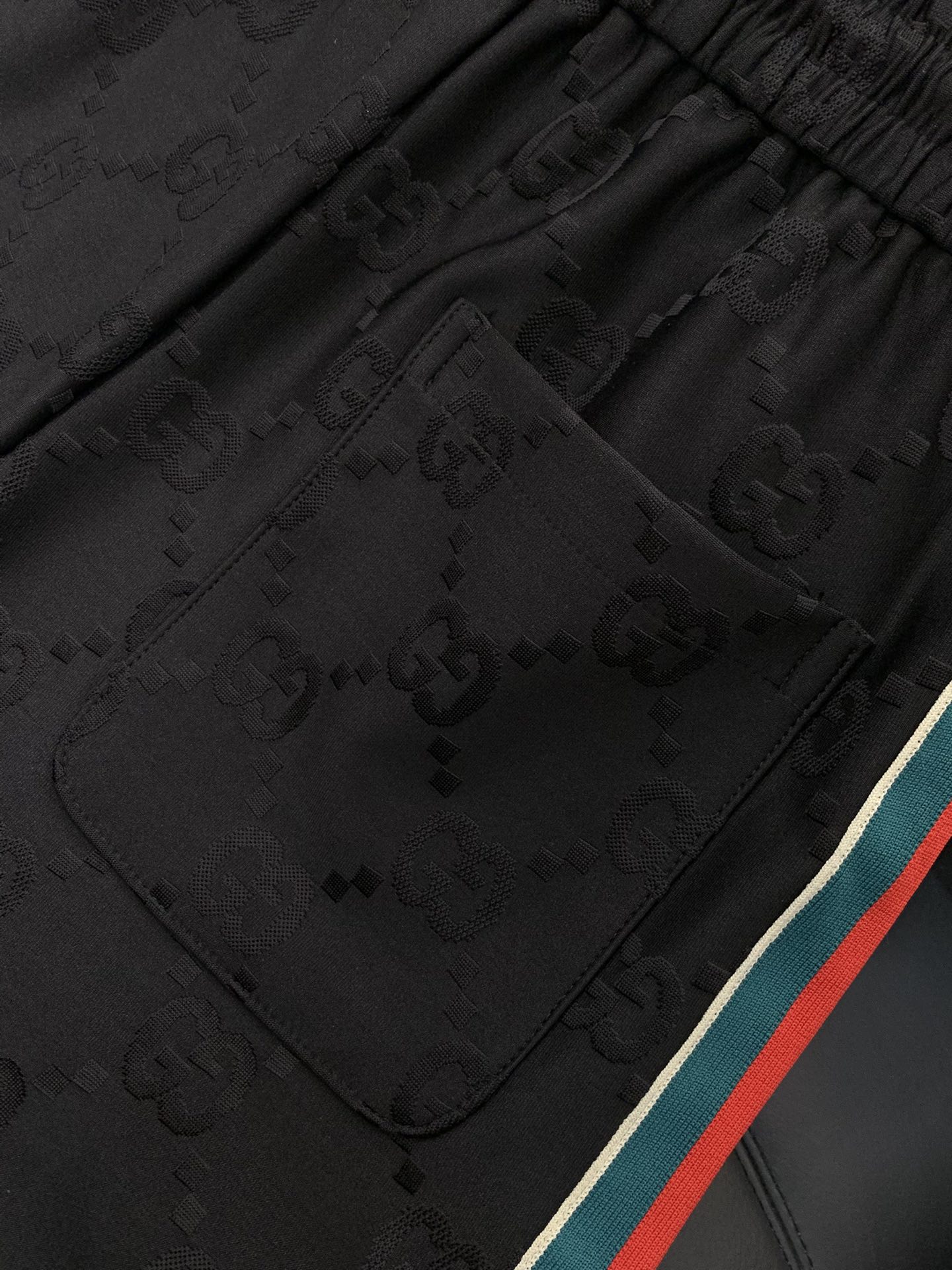 一套，GUCCI最新黑色 套装 一套出。材质 面料:棉32%锦纶63%氨纶5%里料:涤纶100%机洗，手