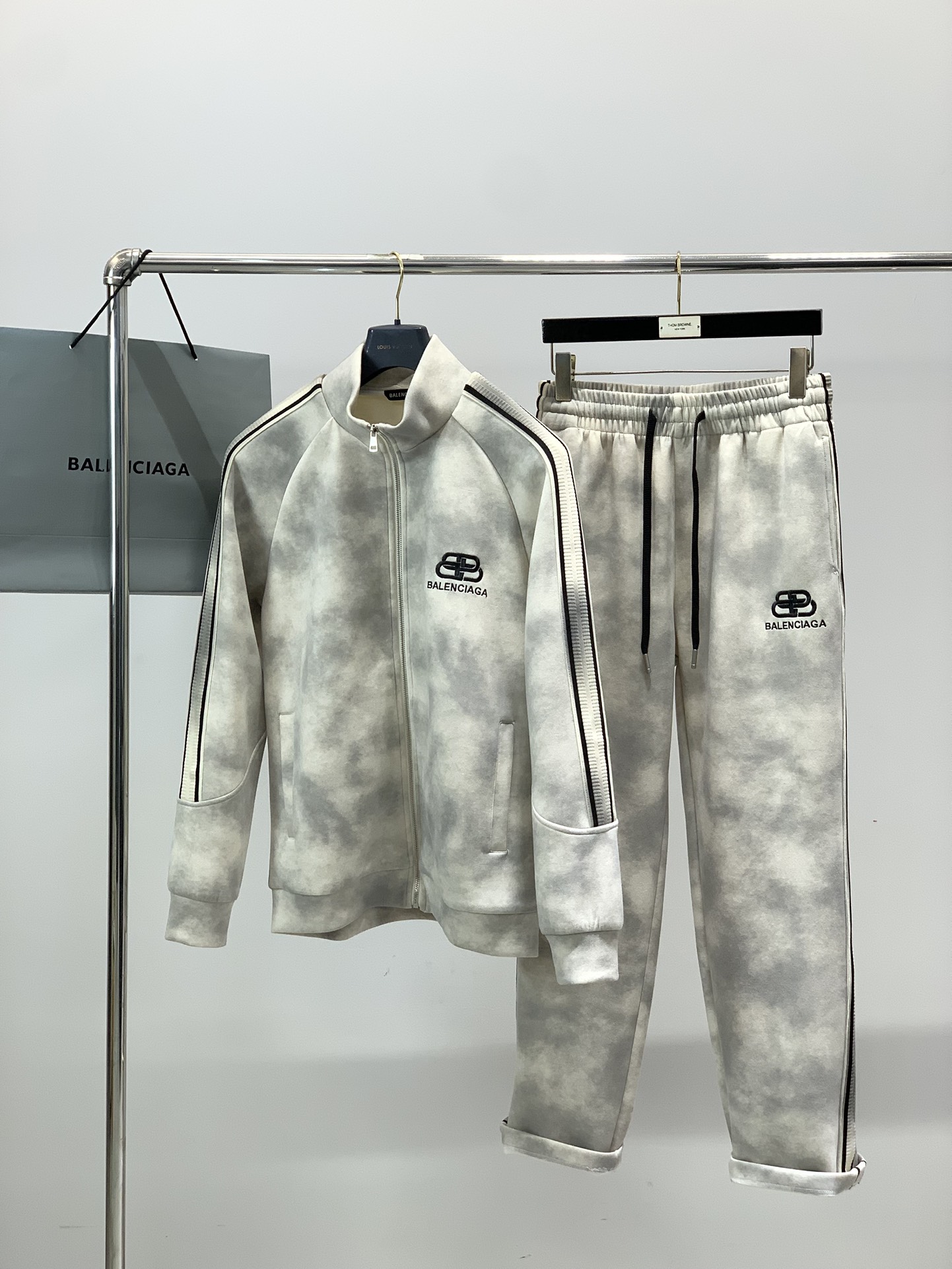 一套，巴黎世 最新 套装 一套出。材质 面料:棉32%锦纶63%氨纶5%里料:涤纶100%机洗，手洗最高