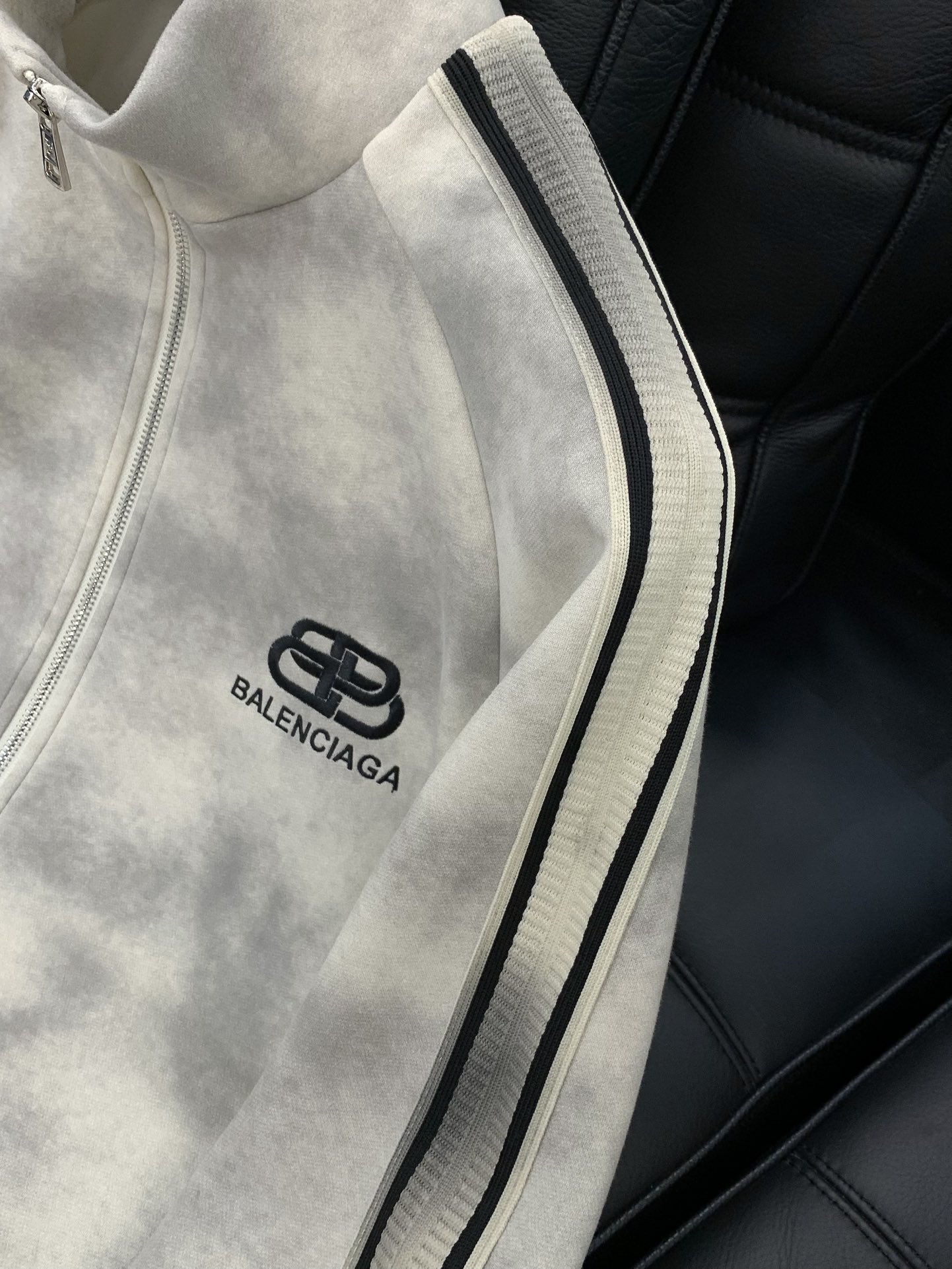 一套，巴黎世 最新 套装 一套出。材质 面料:棉32%锦纶63%氨纶5%里料:涤纶100%机洗，手洗最高