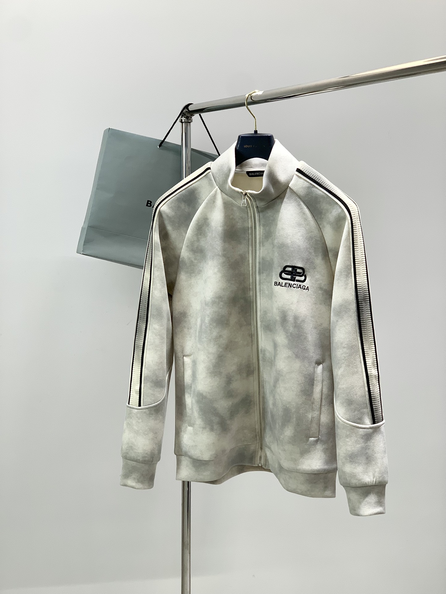 一套，巴黎世 最新 套装 一套出。材质 面料:棉32%锦纶63%氨纶5%里料:涤纶100%机洗，手洗最高