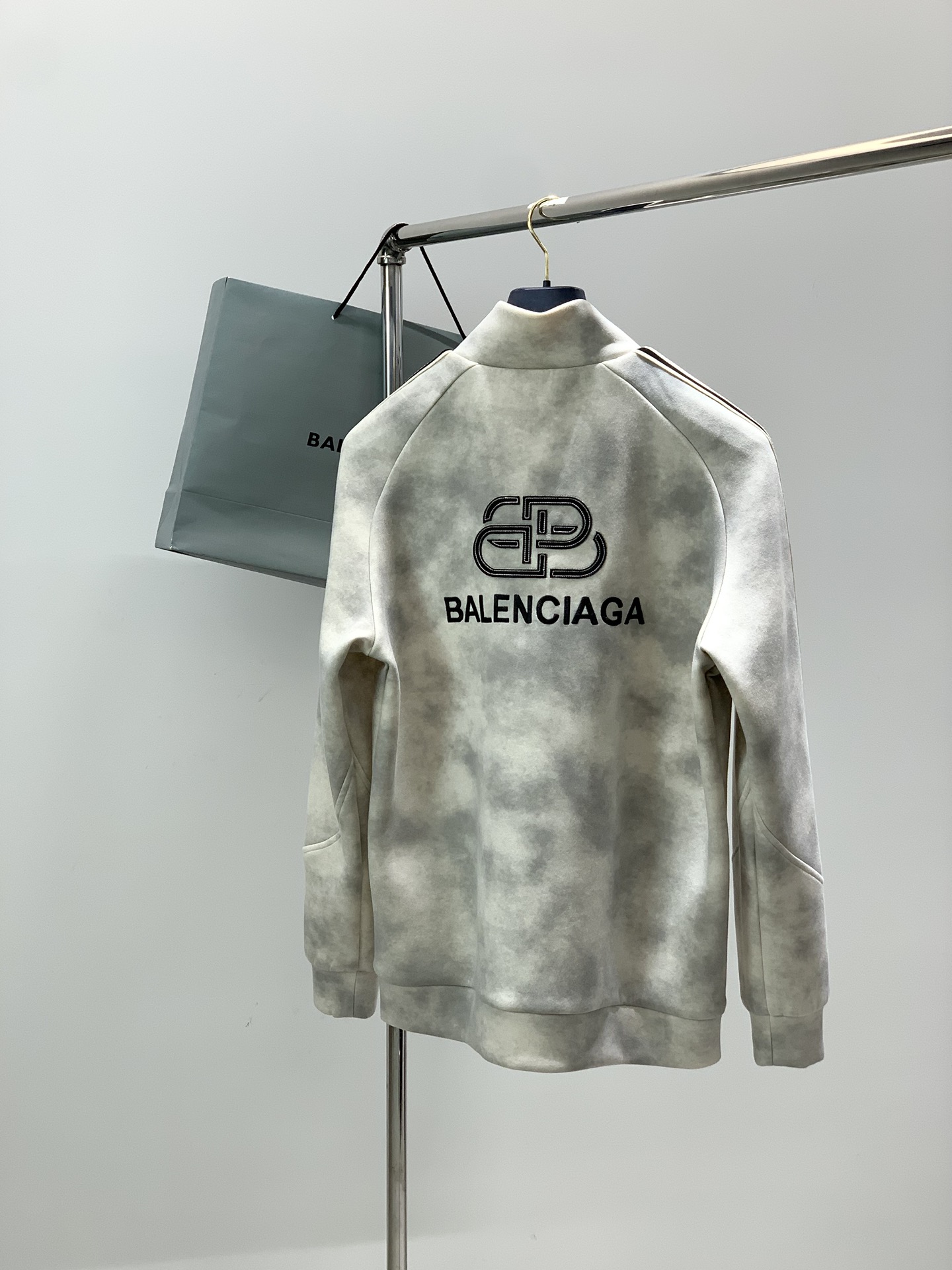 一套，巴黎世 最新 套装 一套出。材质 面料:棉32%锦纶63%氨纶5%里料:涤纶100%机洗，手洗最高