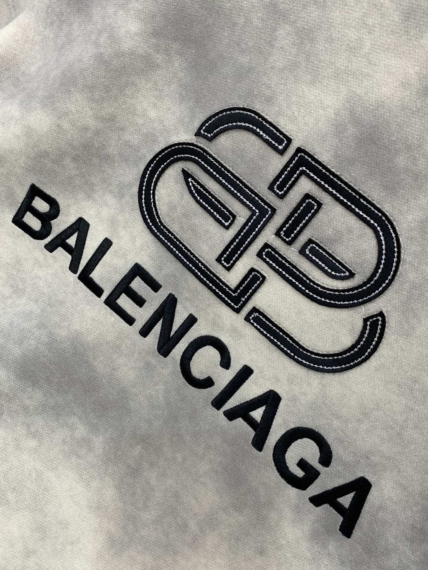 一套，巴黎世 最新 套装 一套出。材质 面料:棉32%锦纶63%氨纶5%里料:涤纶100%机洗，手洗最高