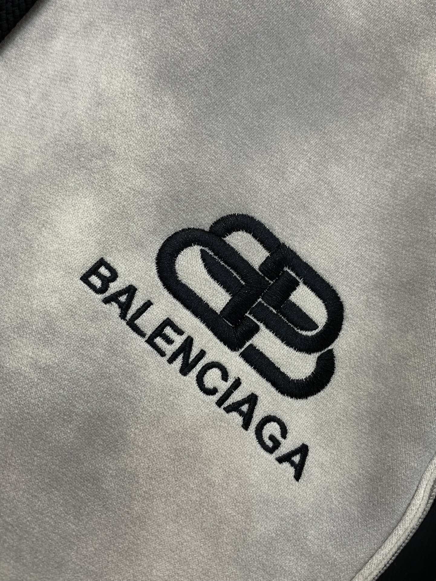 一套，巴黎世 最新 套装 一套出。材质 面料:棉32%锦纶63%氨纶5%里料:涤纶100%机洗，手洗最高