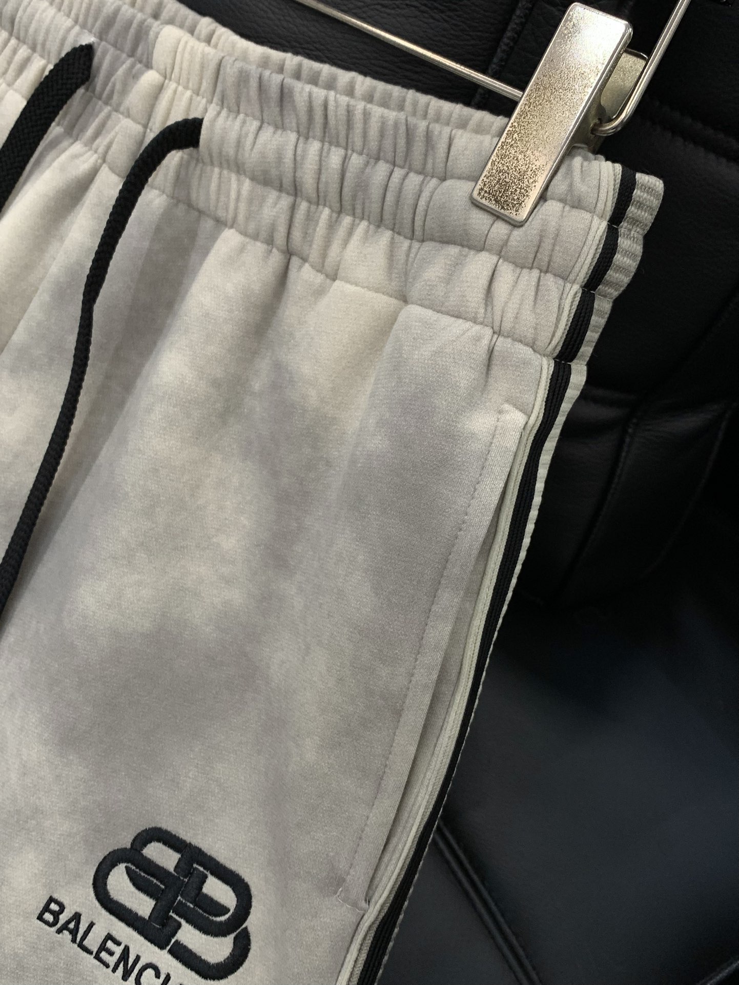 一套，巴黎世 最新 套装 一套出。材质 面料:棉32%锦纶63%氨纶5%里料:涤纶100%机洗，手洗最高