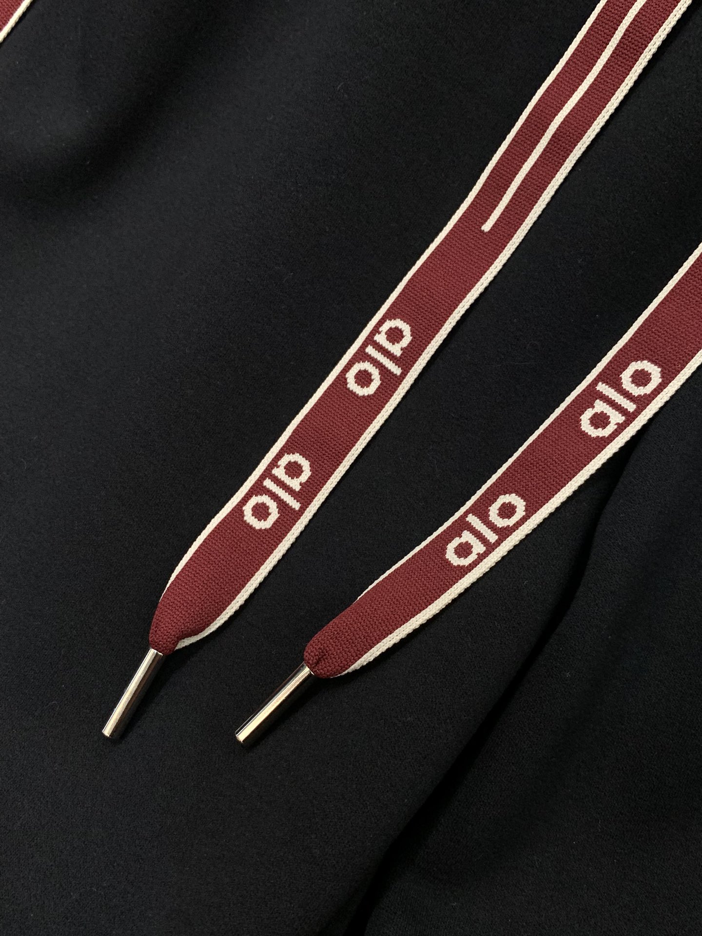 ，ALO灰色直筒休闲裤材质 面料:棉32%锦纶63%氨纶5%里料:涤纶100%机洗，手洗最高水温30℃ 