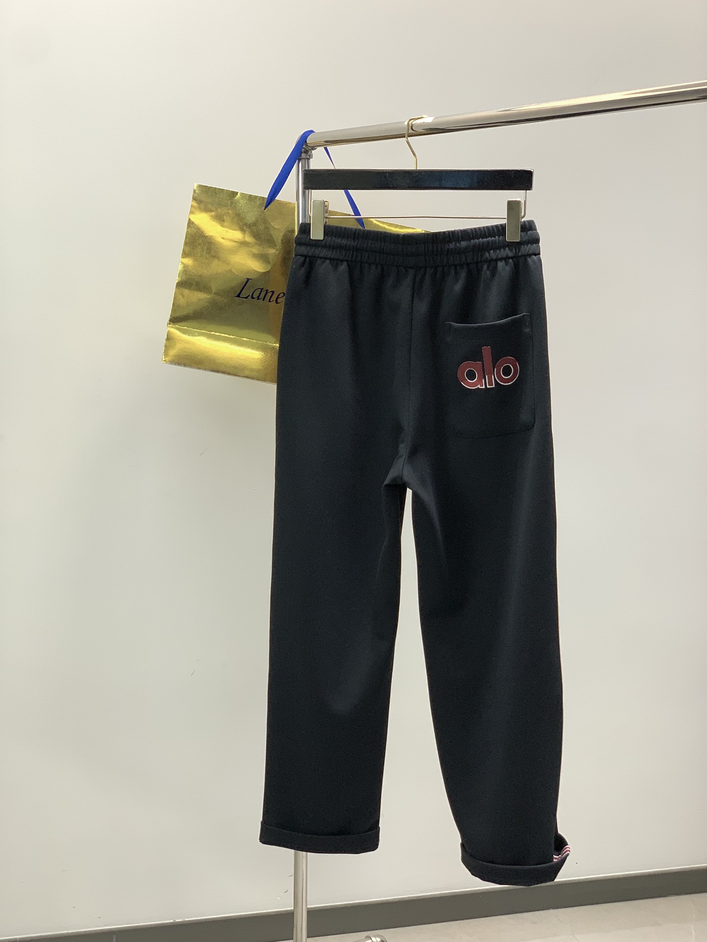 ，ALO灰色直筒休闲裤材质 面料:棉32%锦纶63%氨纶5%里料:涤纶100%机洗，手洗最高水温30℃ 