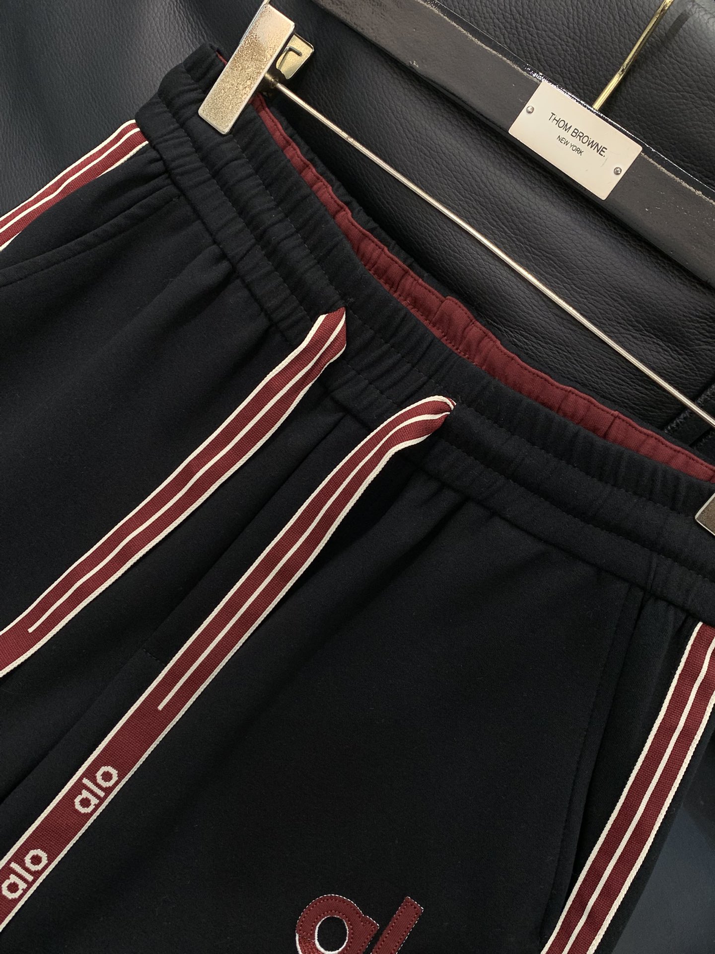 ，ALO灰色直筒休闲裤材质 面料:棉32%锦纶63%氨纶5%里料:涤纶100%机洗，手洗最高水温30℃ 