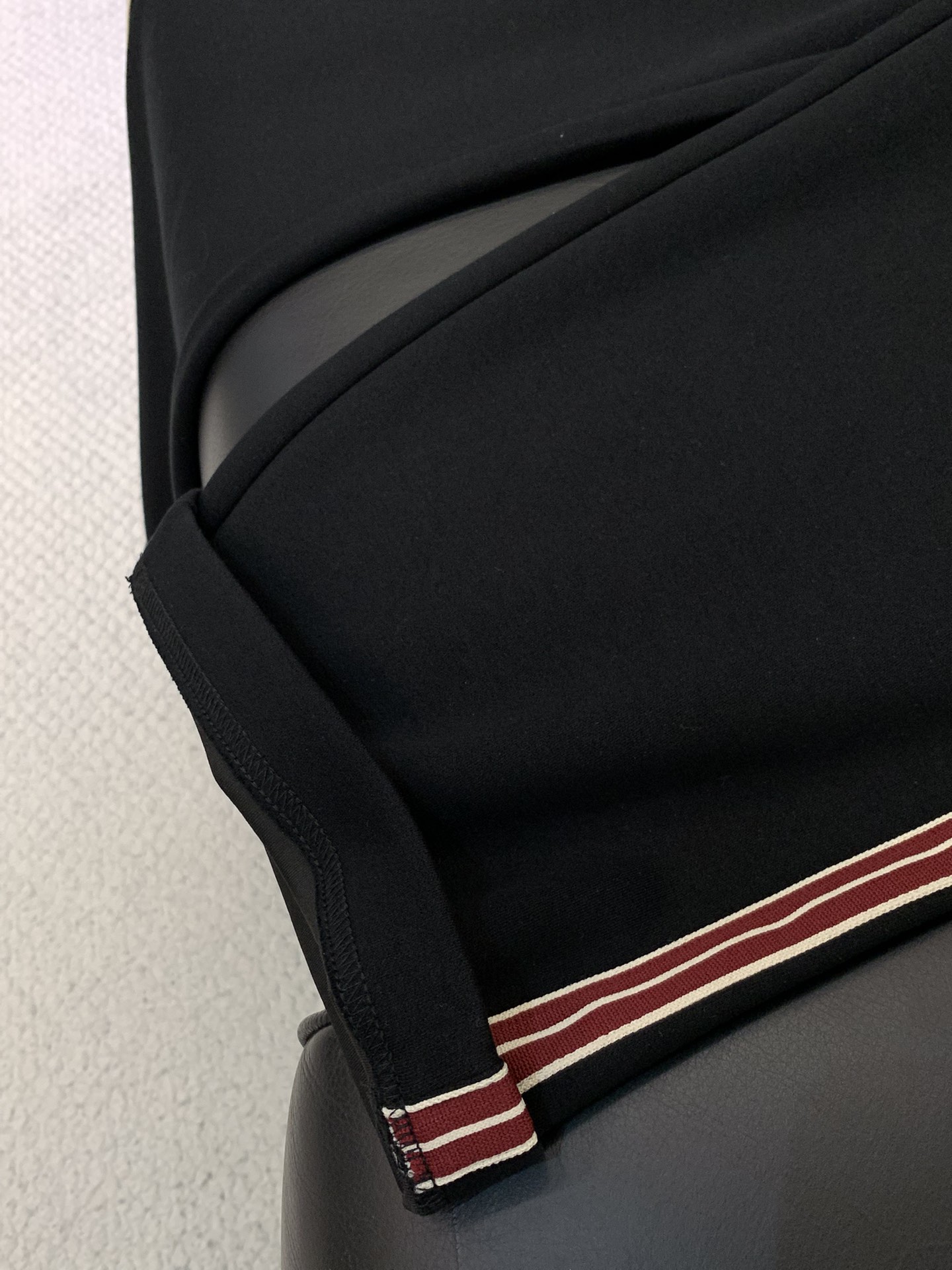 ，ALO灰色直筒休闲裤材质 面料:棉32%锦纶63%氨纶5%里料:涤纶100%机洗，手洗最高水温30℃ 