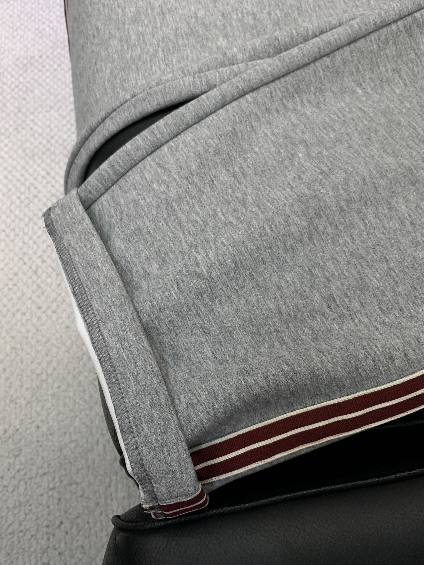 ，ALO灰色直筒休闲裤材质 面料:棉32%锦纶63%氨纶5%里料:涤纶100%机洗，手洗最高水温30℃ 