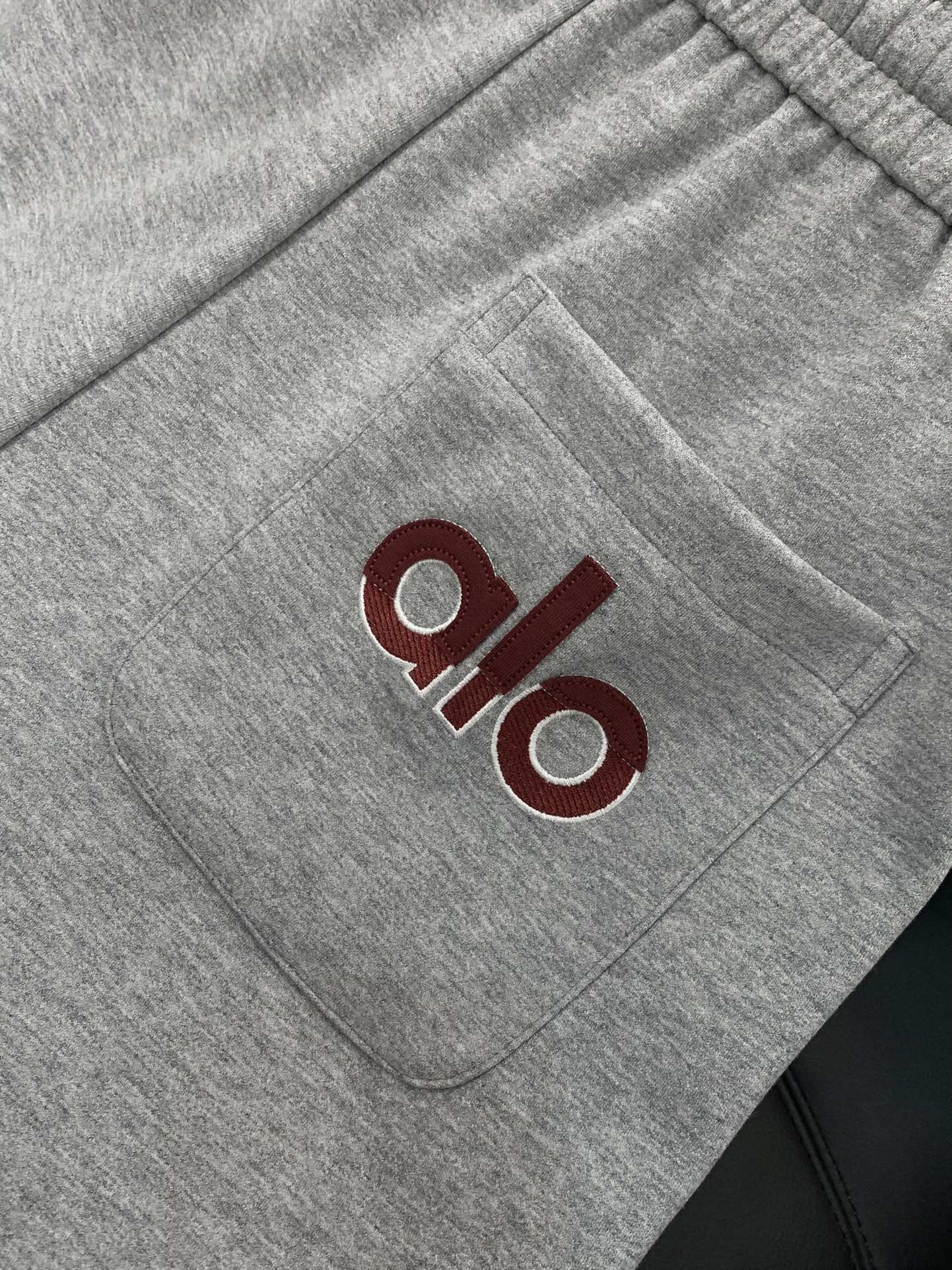 ，ALO灰色直筒休闲裤材质 面料:棉32%锦纶63%氨纶5%里料:涤纶100%机洗，手洗最高水温30℃ 