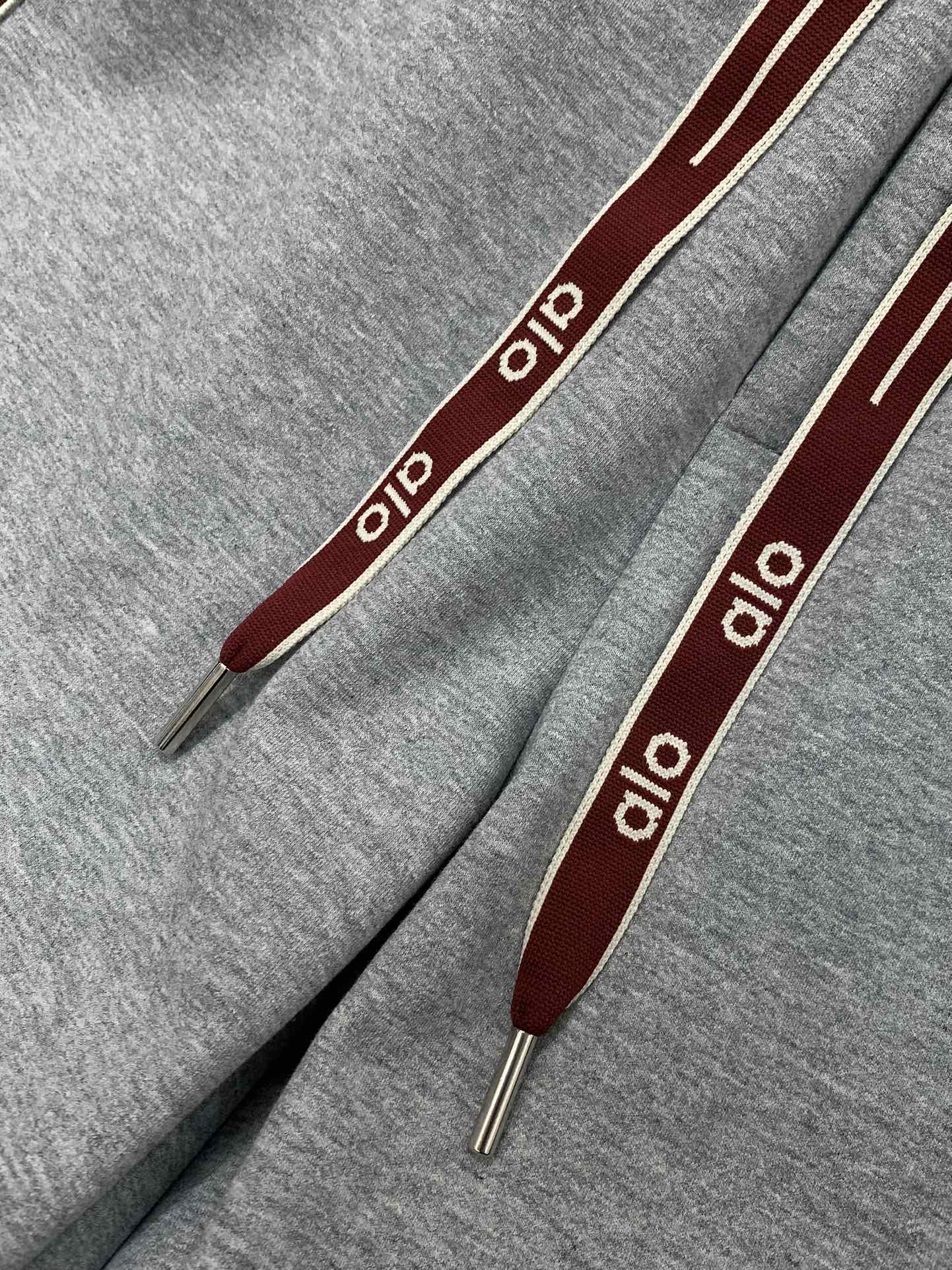 ，ALO灰色直筒休闲裤材质 面料:棉32%锦纶63%氨纶5%里料:涤纶100%机洗，手洗最高水温30℃ 