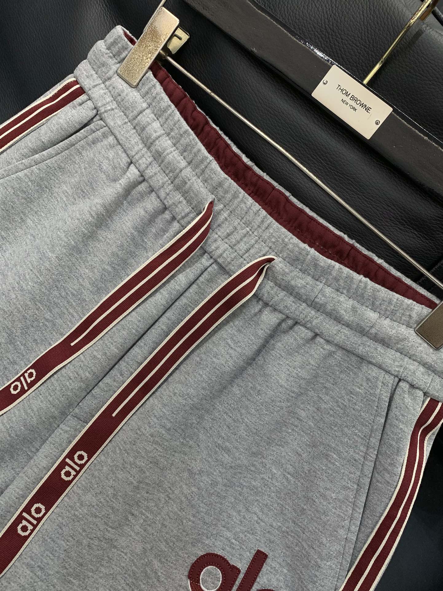 ，ALO灰色直筒休闲裤材质 面料:棉32%锦纶63%氨纶5%里料:涤纶100%机洗，手洗最高水温30℃ 