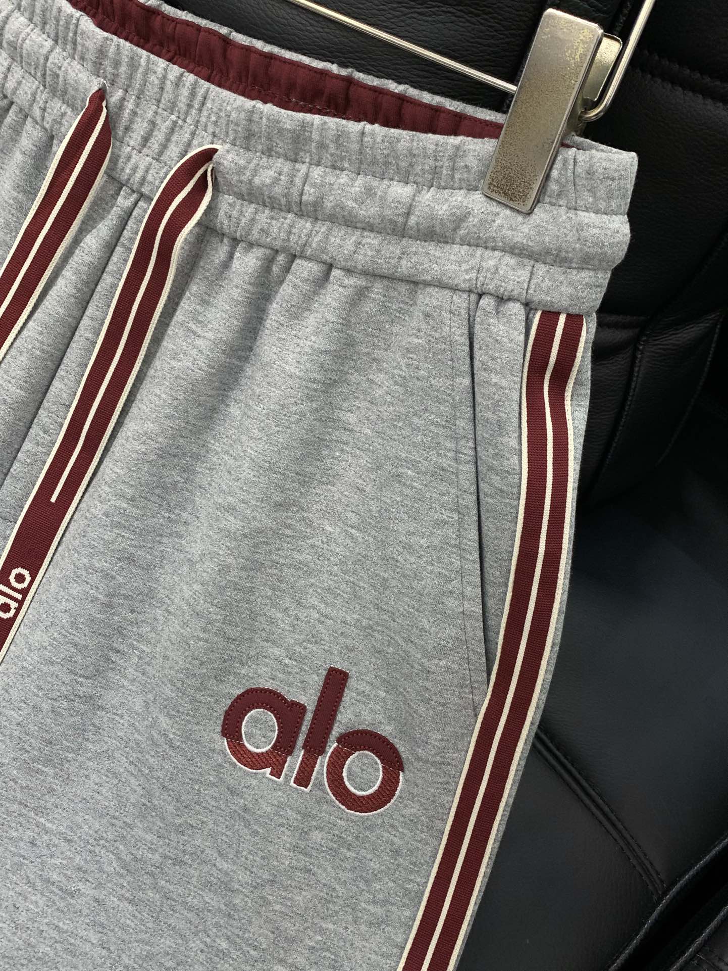 ，ALO灰色直筒休闲裤材质 面料:棉32%锦纶63%氨纶5%里料:涤纶100%机洗，手洗最高水温30℃ 