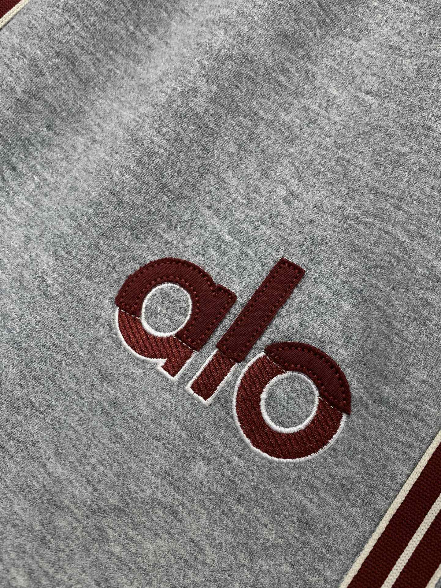 ，ALO灰色直筒休闲裤材质 面料:棉32%锦纶63%氨纶5%里料:涤纶100%机洗，手洗最高水温30℃ 