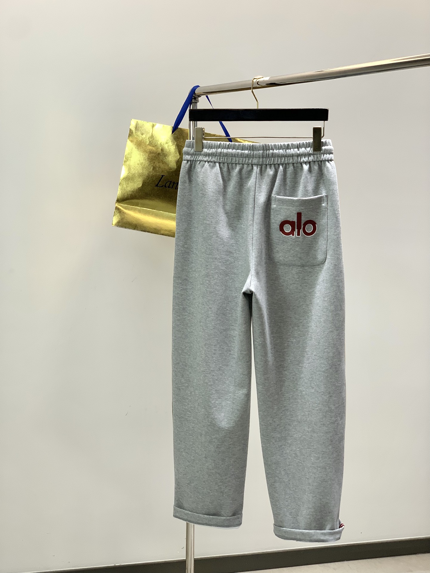 ，ALO灰色直筒休闲裤材质 面料:棉32%锦纶63%氨纶5%里料:涤纶100%机洗，手洗最高水温30℃ 