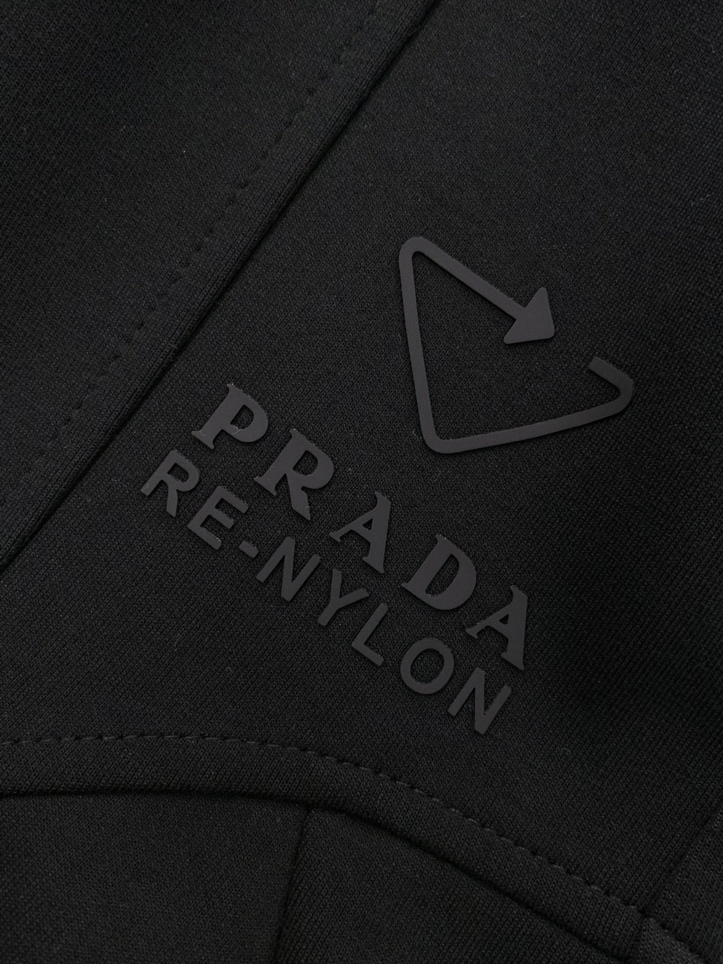 ，普拉达 灰色 休闲裤材质 面料:棉32%锦纶63%氨纶5%里料:涤纶100%机洗，手洗最高水温30℃ 