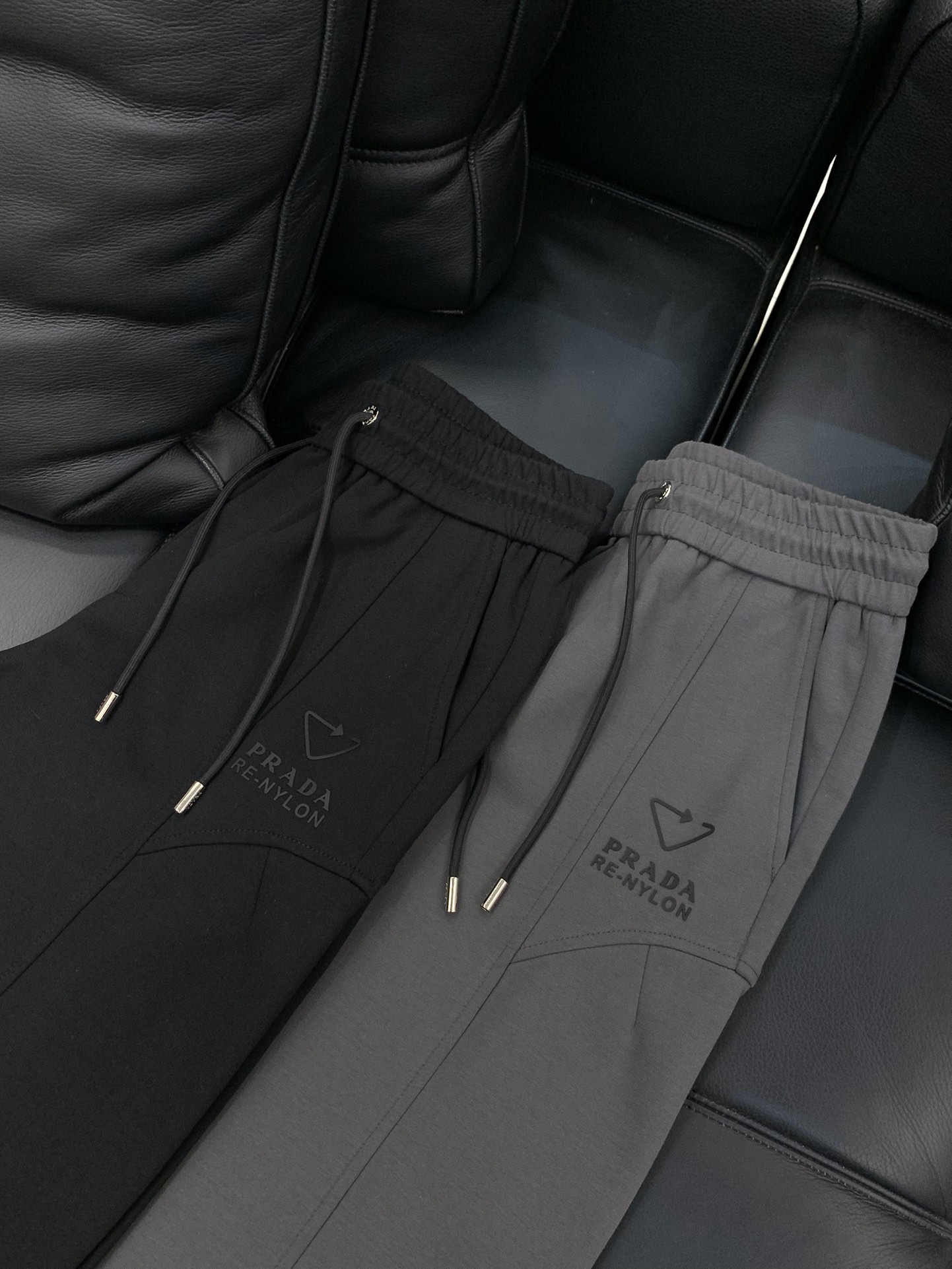 ，普拉达 灰色 休闲裤材质 面料:棉32%锦纶63%氨纶5%里料:涤纶100%机洗，手洗最高水温30℃ 