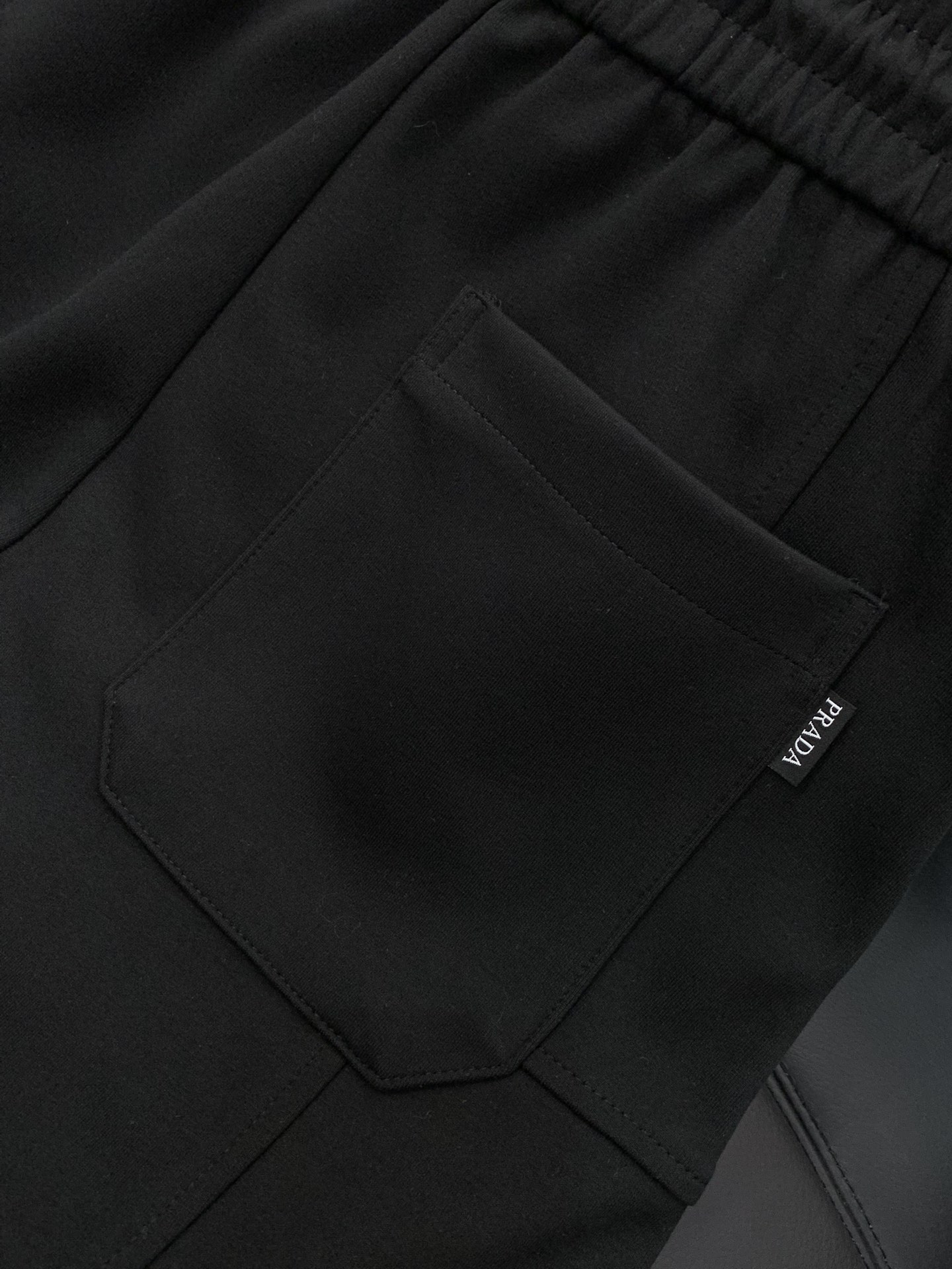 ，普拉达 灰色 休闲裤材质 面料:棉32%锦纶63%氨纶5%里料:涤纶100%机洗，手洗最高水温30℃ 