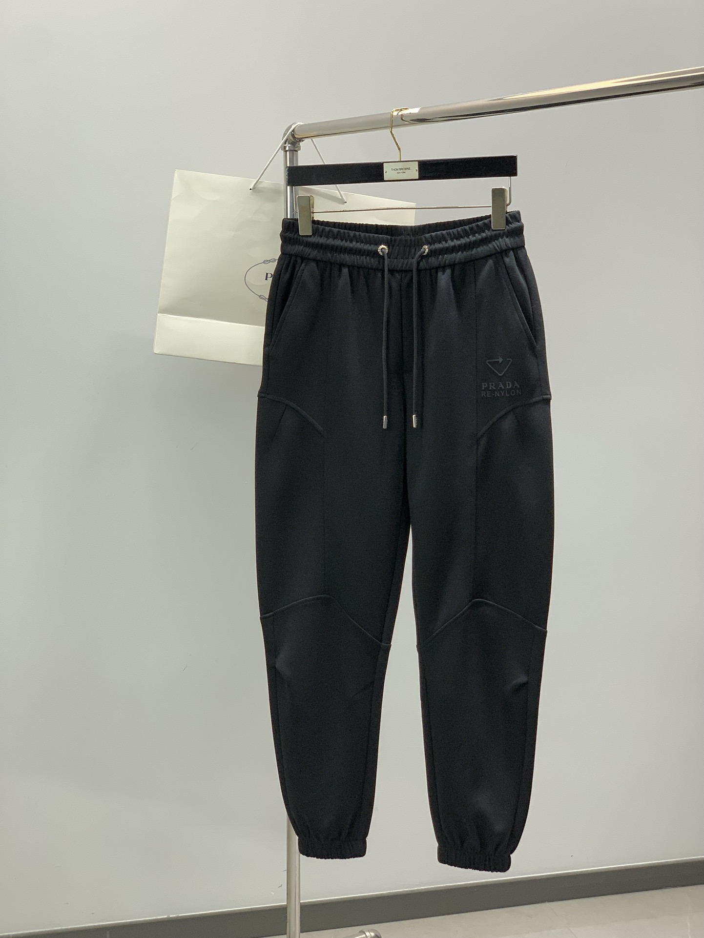 ，普拉达 灰色 休闲裤材质 面料:棉32%锦纶63%氨纶5%里料:涤纶100%机洗，手洗最高水温30℃ 