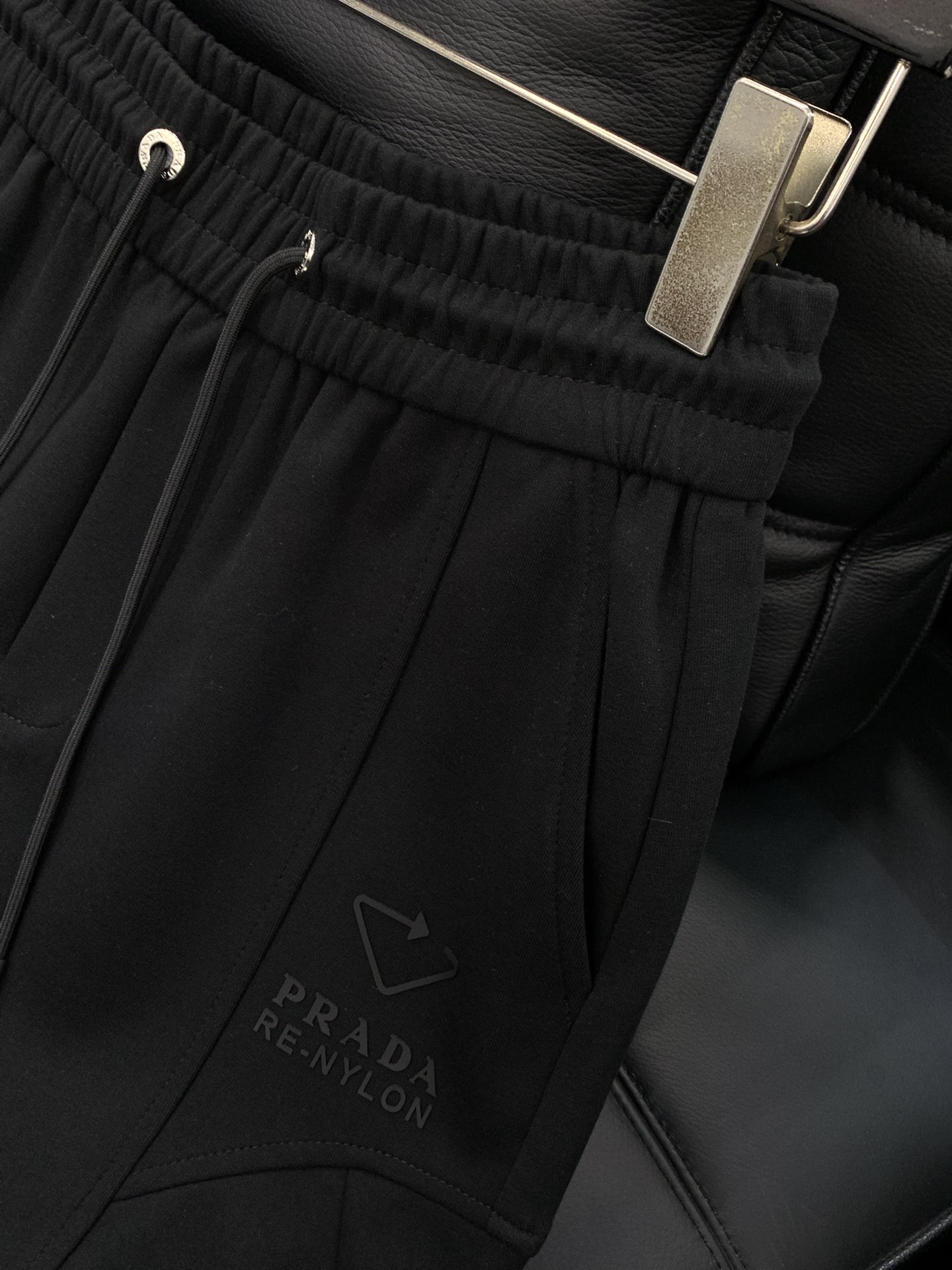 ，普拉达 灰色 休闲裤材质 面料:棉32%锦纶63%氨纶5%里料:涤纶100%机洗，手洗最高水温30℃ 