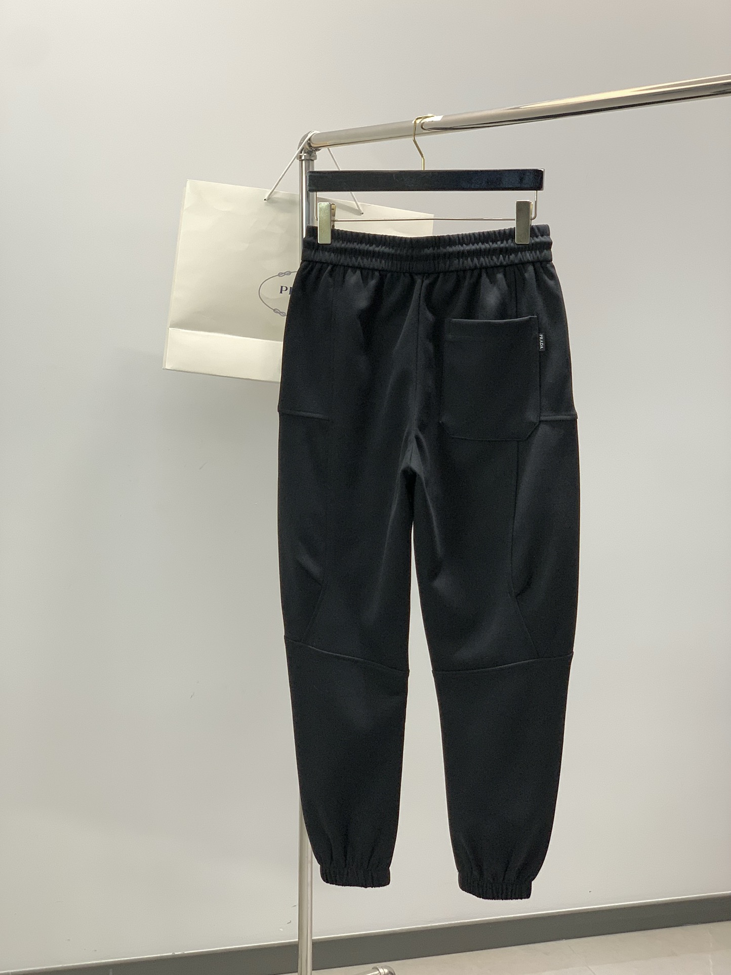 ，普拉达 灰色 休闲裤材质 面料:棉32%锦纶63%氨纶5%里料:涤纶100%机洗，手洗最高水温30℃ 