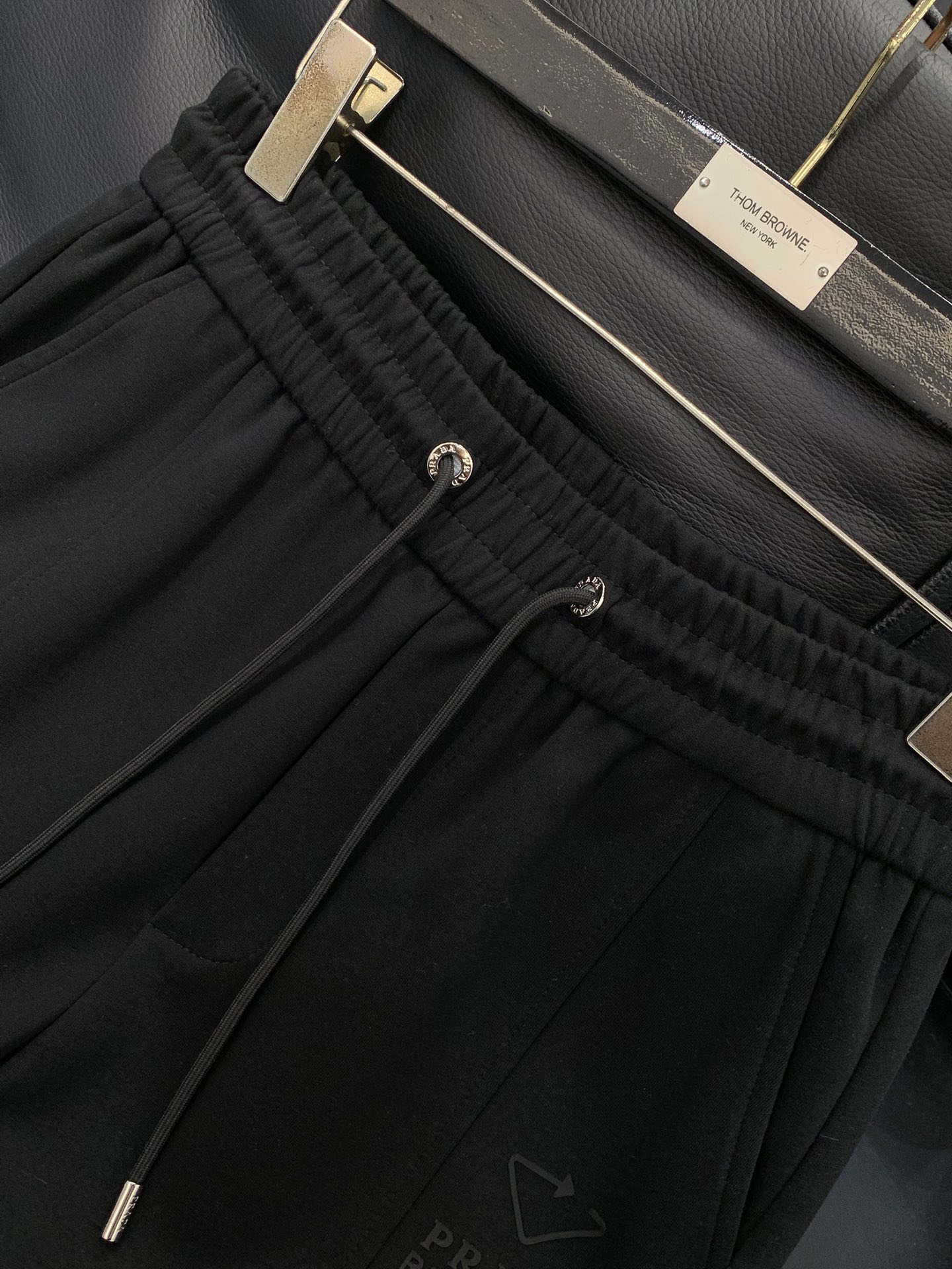 ，普拉达 灰色 休闲裤材质 面料:棉32%锦纶63%氨纶5%里料:涤纶100%机洗，手洗最高水温30℃ 