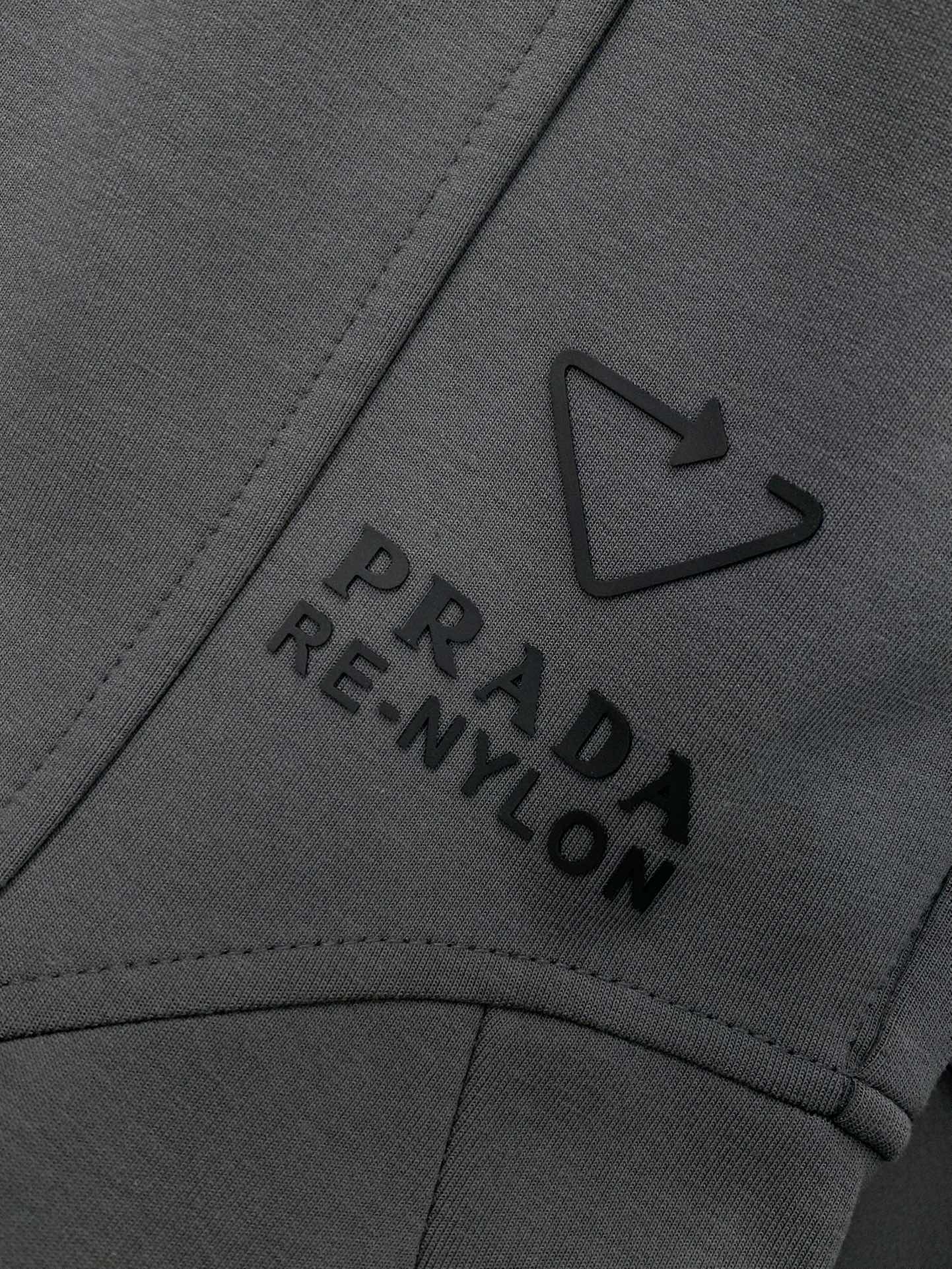 ，普拉达 灰色 休闲裤材质 面料:棉32%锦纶63%氨纶5%里料:涤纶100%机洗，手洗最高水温30℃ 