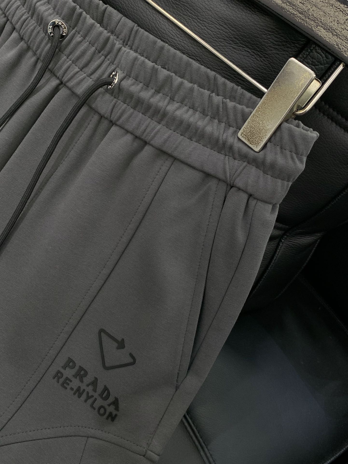 ，普拉达 灰色 休闲裤材质 面料:棉32%锦纶63%氨纶5%里料:涤纶100%机洗，手洗最高水温30℃ 