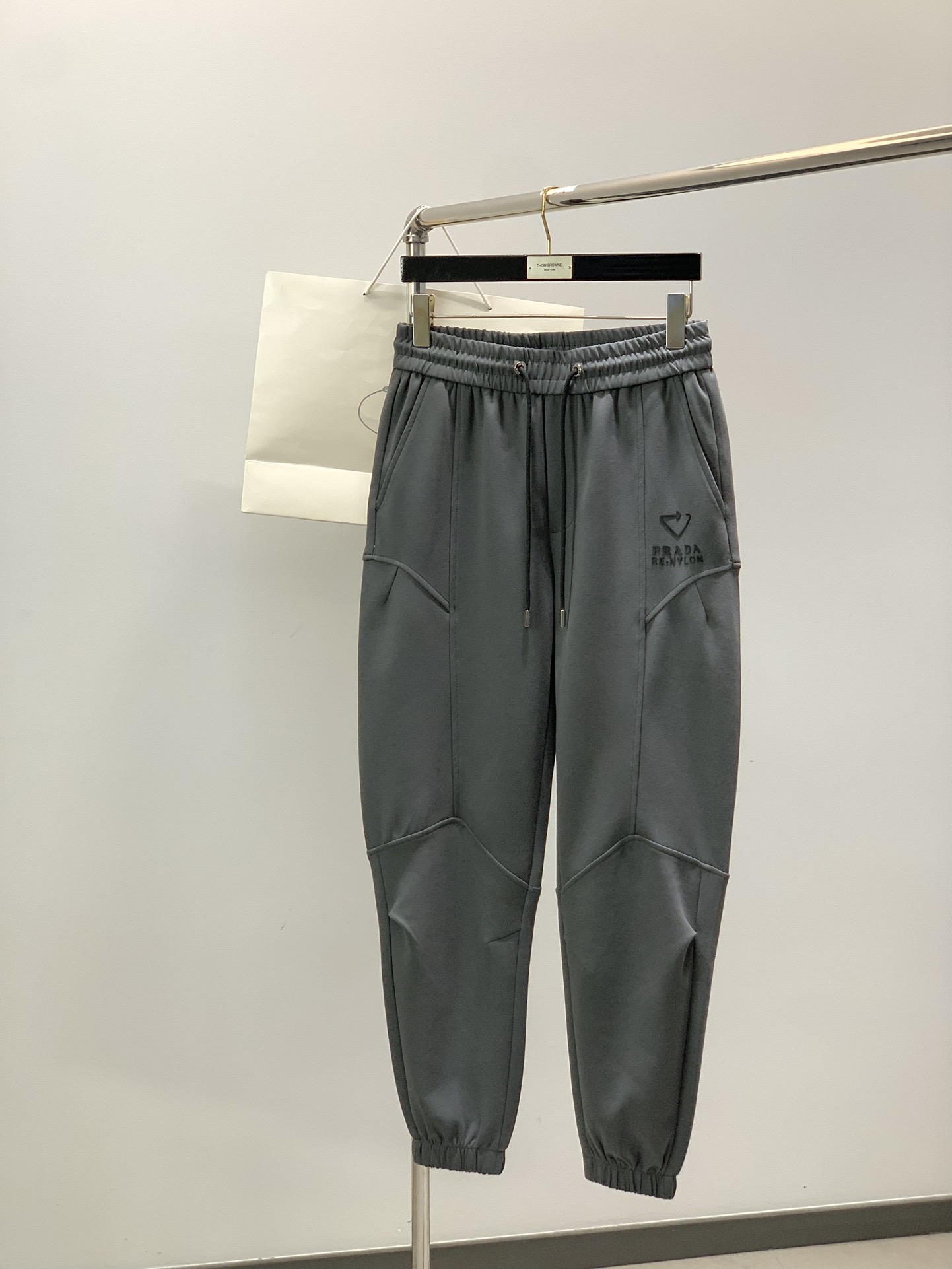 ，普拉达 灰色 休闲裤材质 面料:棉32%锦纶63%氨纶5%里料:涤纶100%机洗，手洗最高水温30℃ 