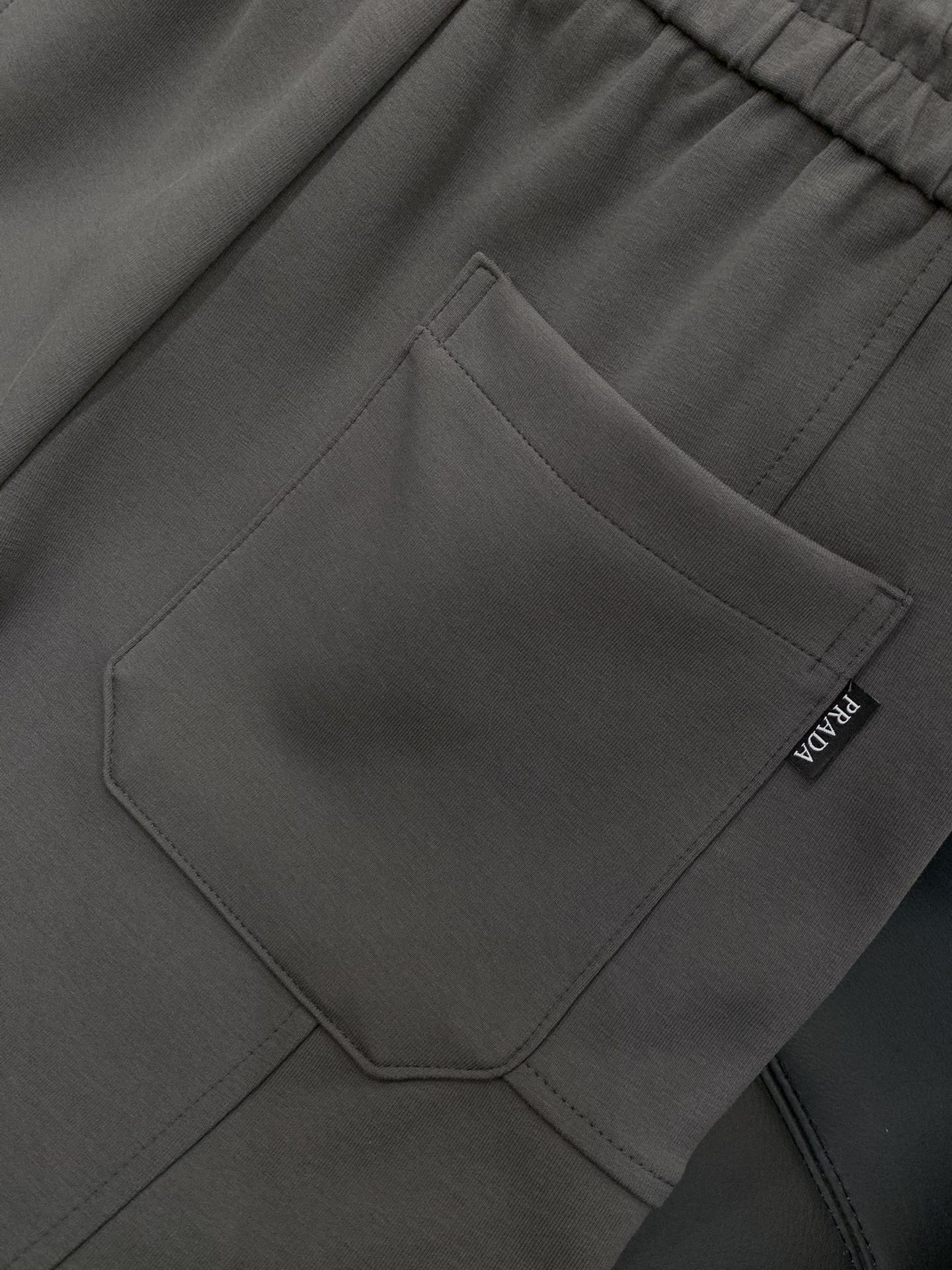 ，普拉达 灰色 休闲裤材质 面料:棉32%锦纶63%氨纶5%里料:涤纶100%机洗，手洗最高水温30℃ 